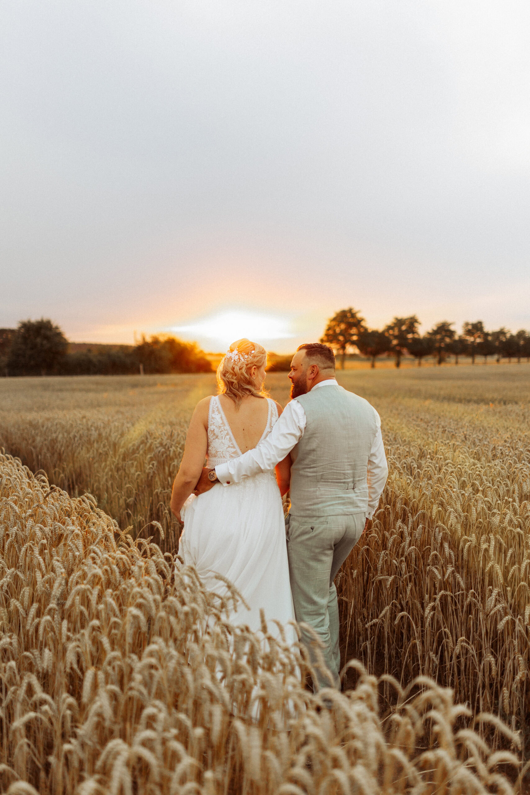 Liebevolles Brautpaarshooting bei einer Hochzeitsreportage in Lübz, Standesamtliche Trauung in Lübz, Fotograf in Lübz, Hochzeitsfotograf Lübz