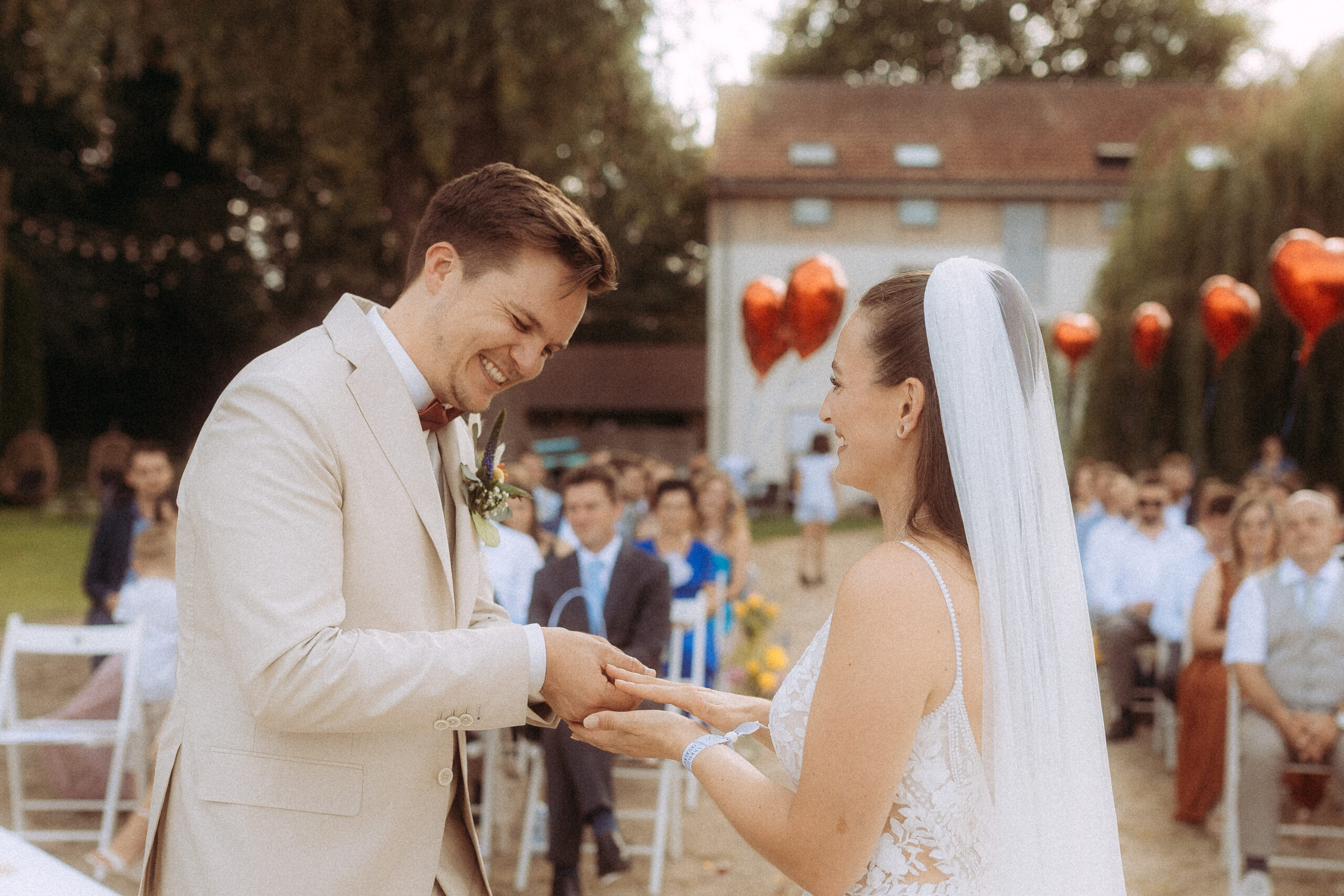 Brautpaar tauscht Ringe bei Hochzeit im Freien. Glücklicher Moment.