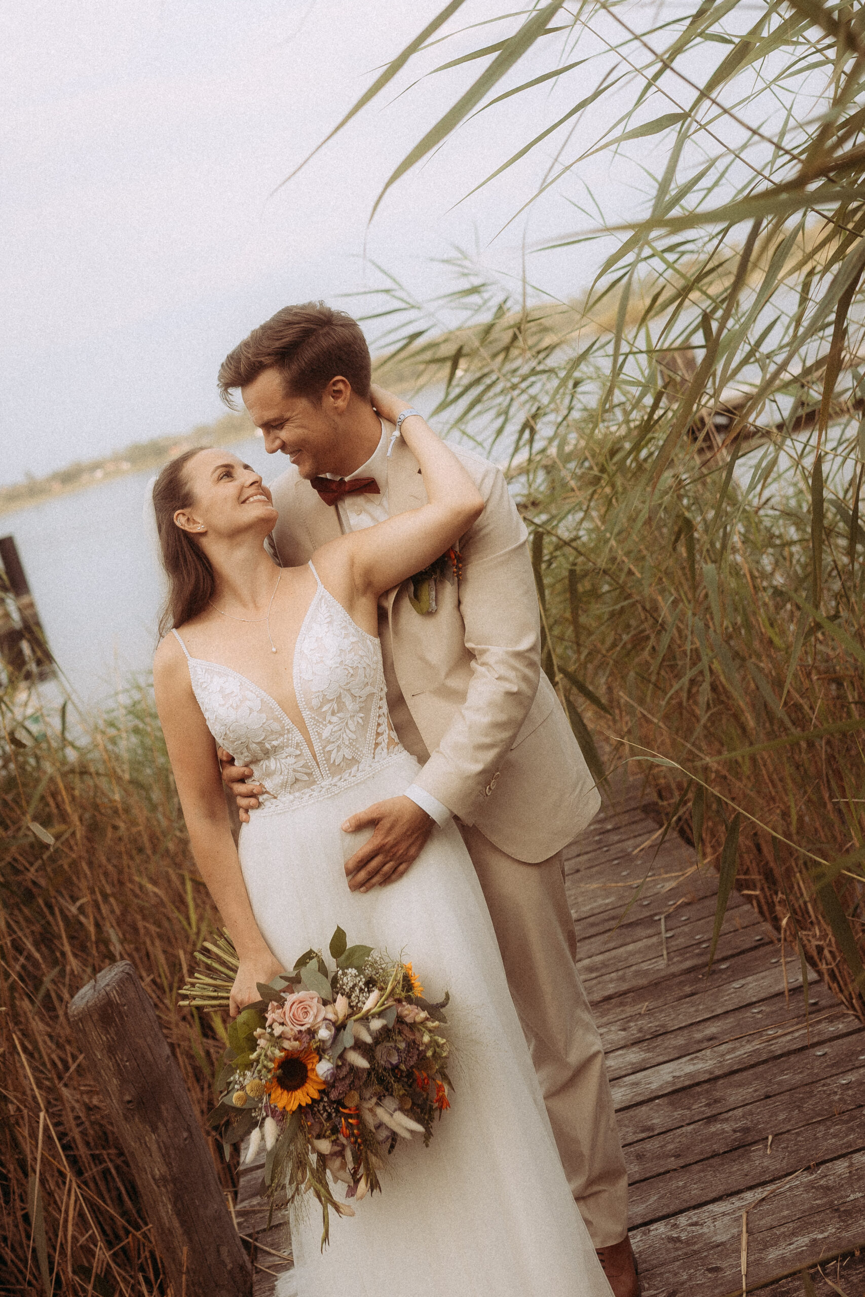 Couple embracing at sustainable wedding with eco-friendly favors