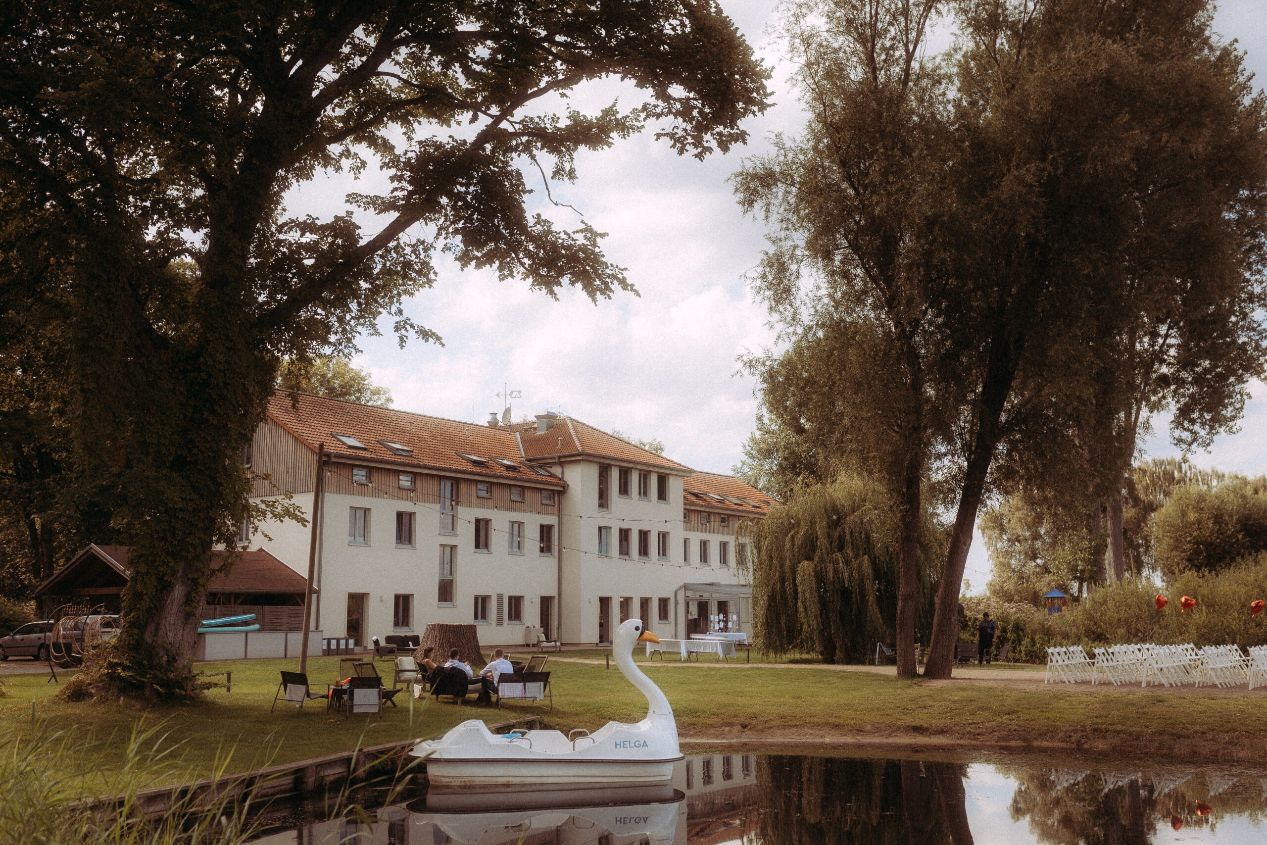 Haus Heinz am See Hochzeit: Schwanenboot auf dem Teich vor dem Haus