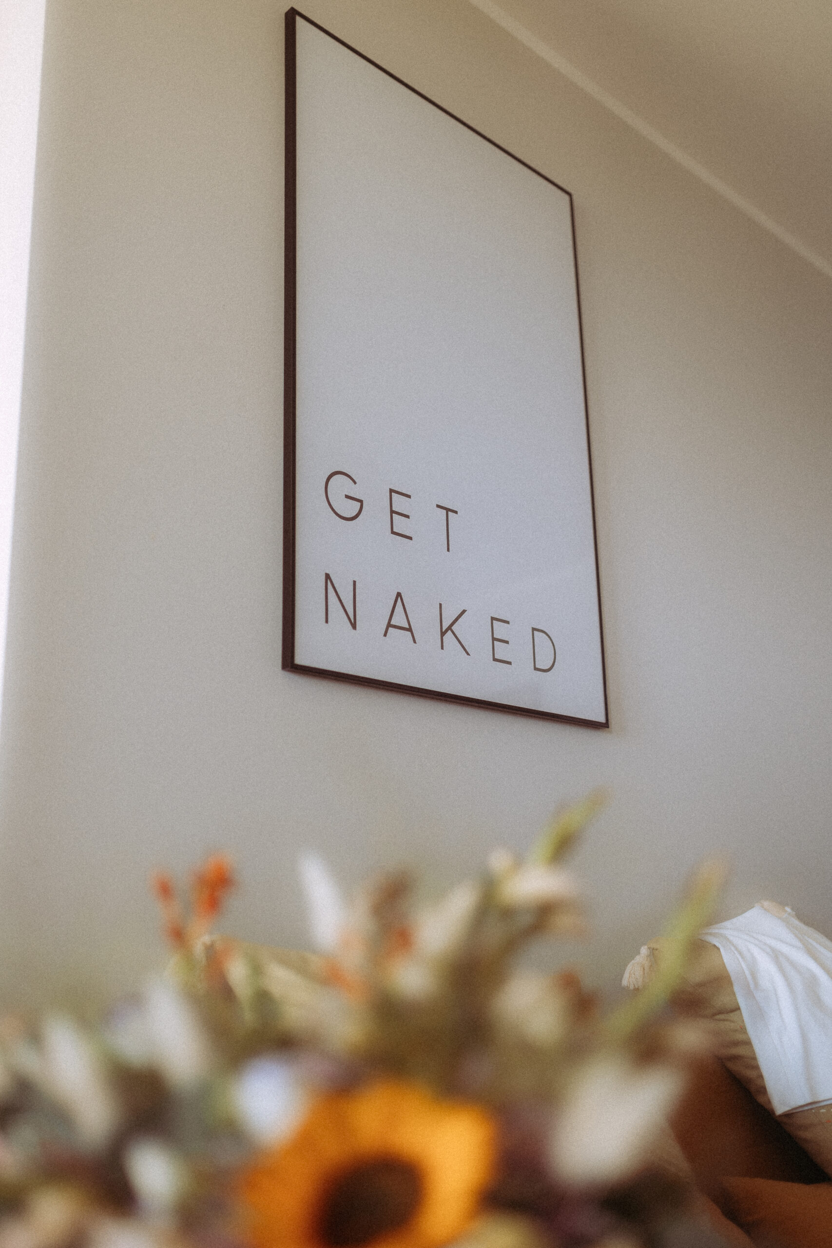 Dekorative Wandkunst mit der Aufschrift 