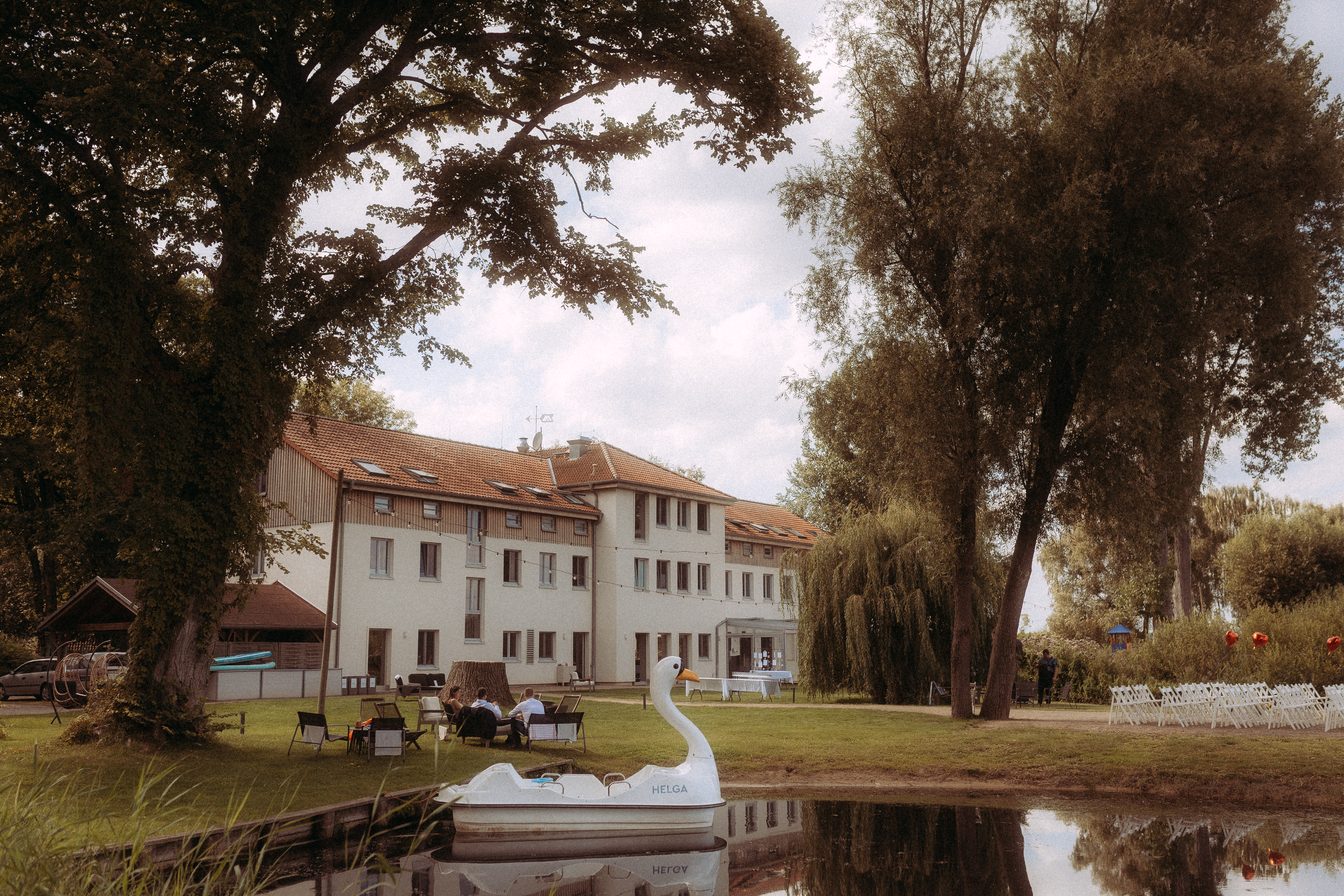 Haus Heinz am See Hochzeit: Schwanenboot auf dem Teich vor dem Haus
