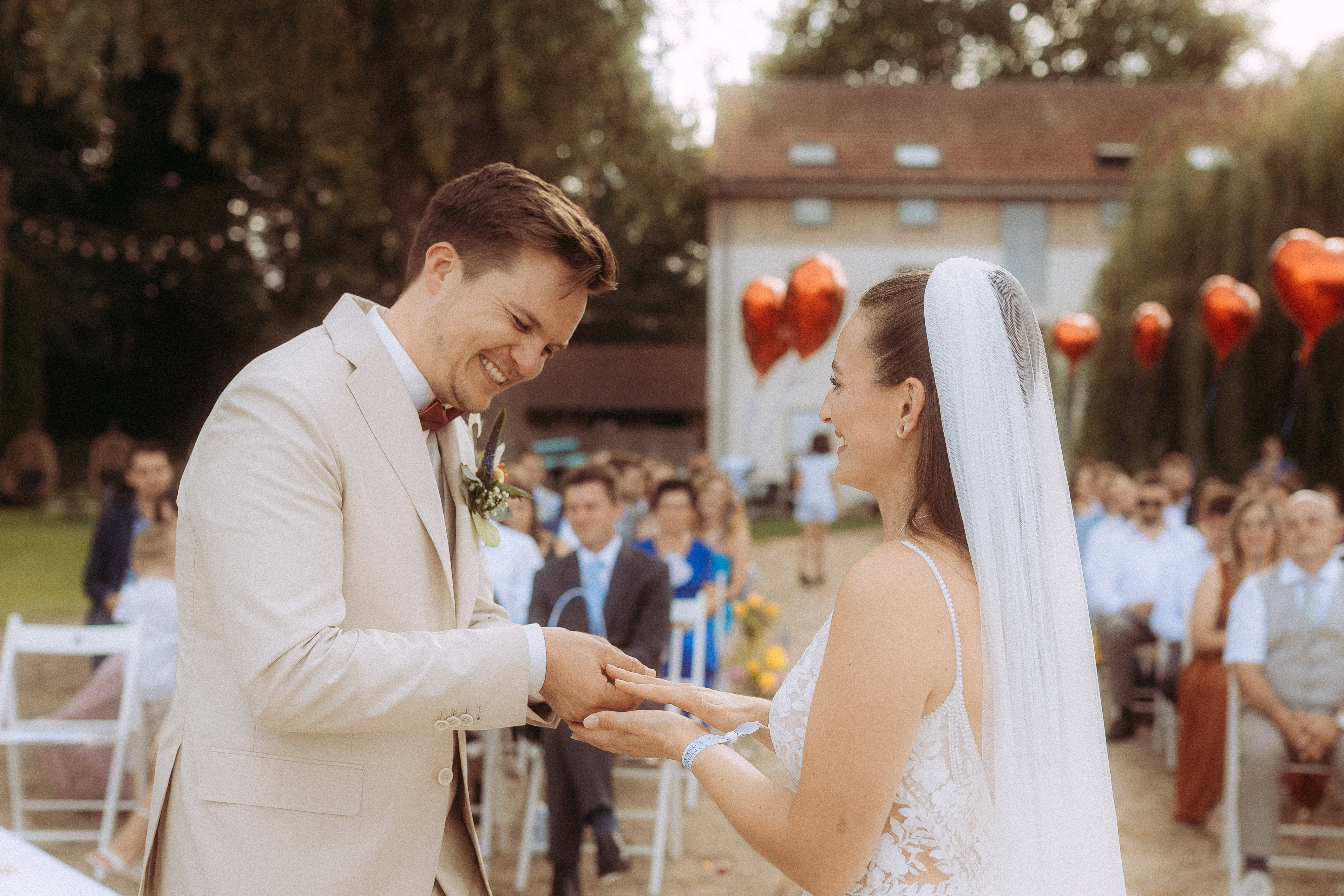Brautpaar tauscht Ringe bei Hochzeit im Freien. Glücklicher Moment.
