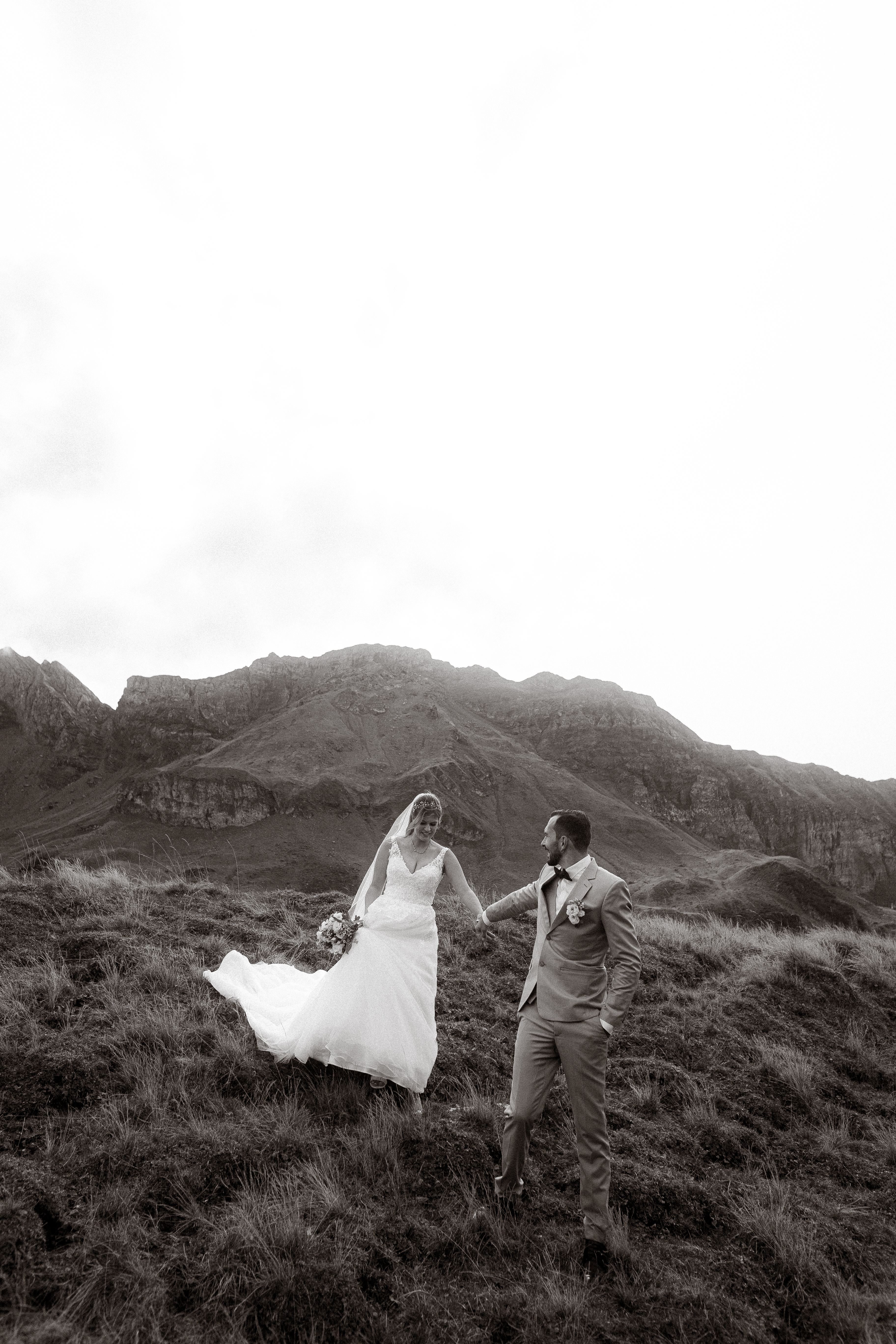 Brautpaar beim Wedding Shooting auf Melchsee Frutt vor Bergkulisse in der Schweiz.