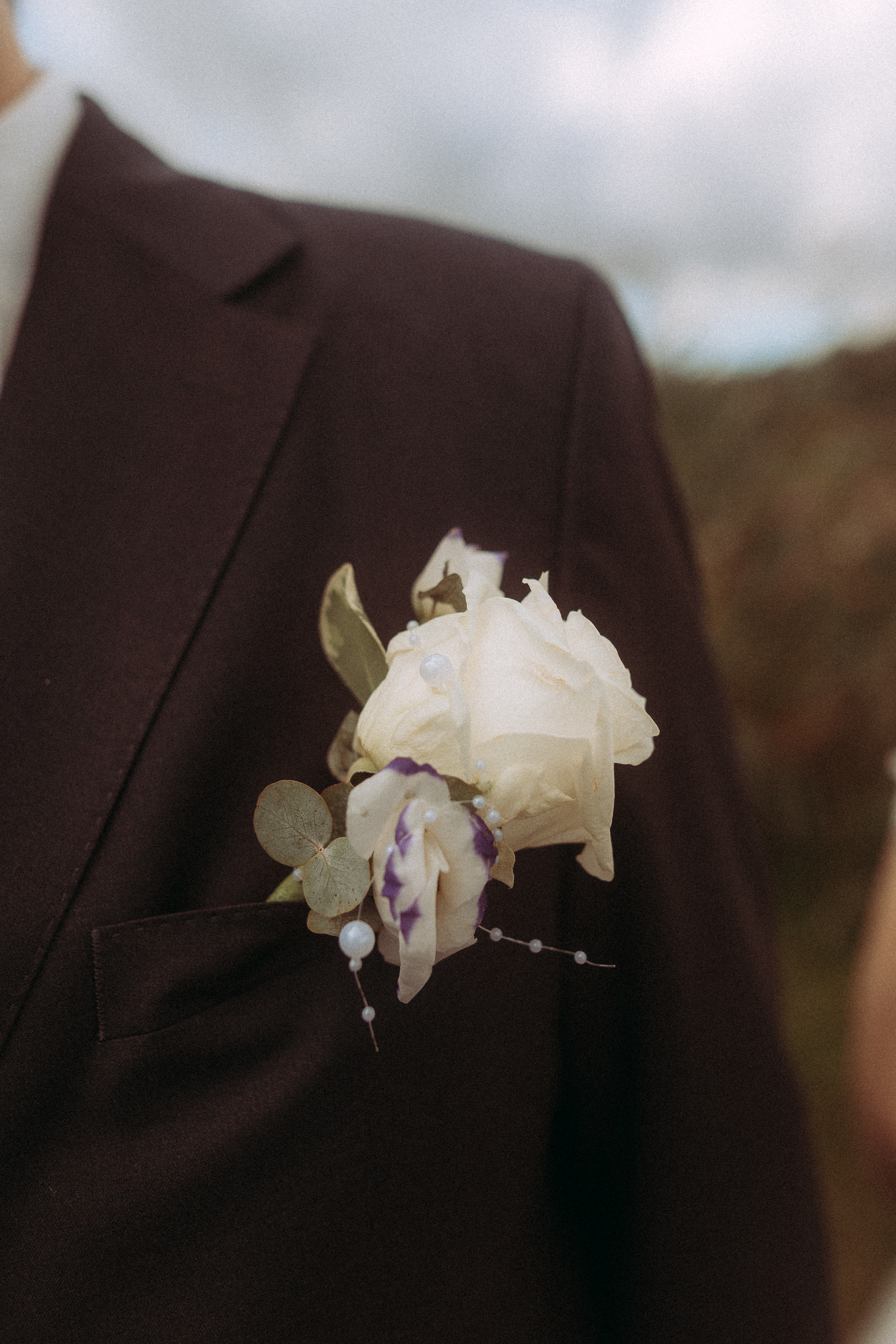 Bräutigam mit weißer Rose und kleinem Blumenanstecker am Revers, Standesamtliche Hochzeit Friedland (MV)