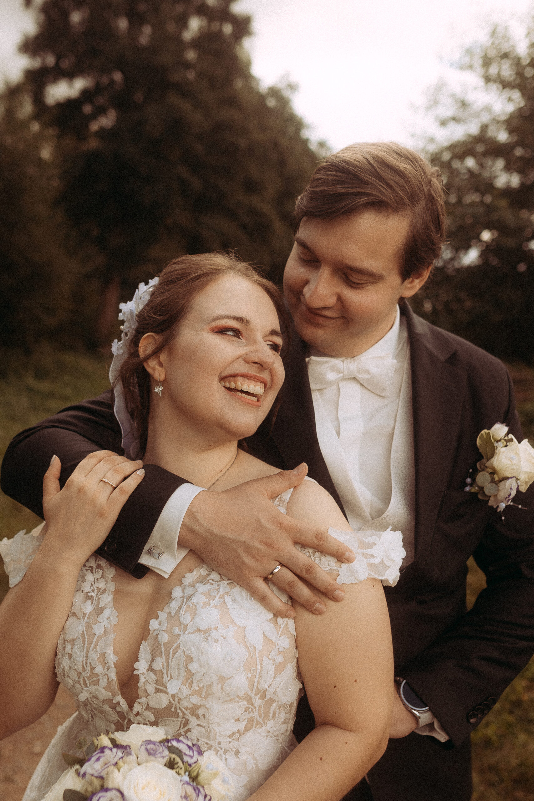 Lachendes Brautpaar im Freien. Die Liebe am Hochzeitstag, Header Unterseite.