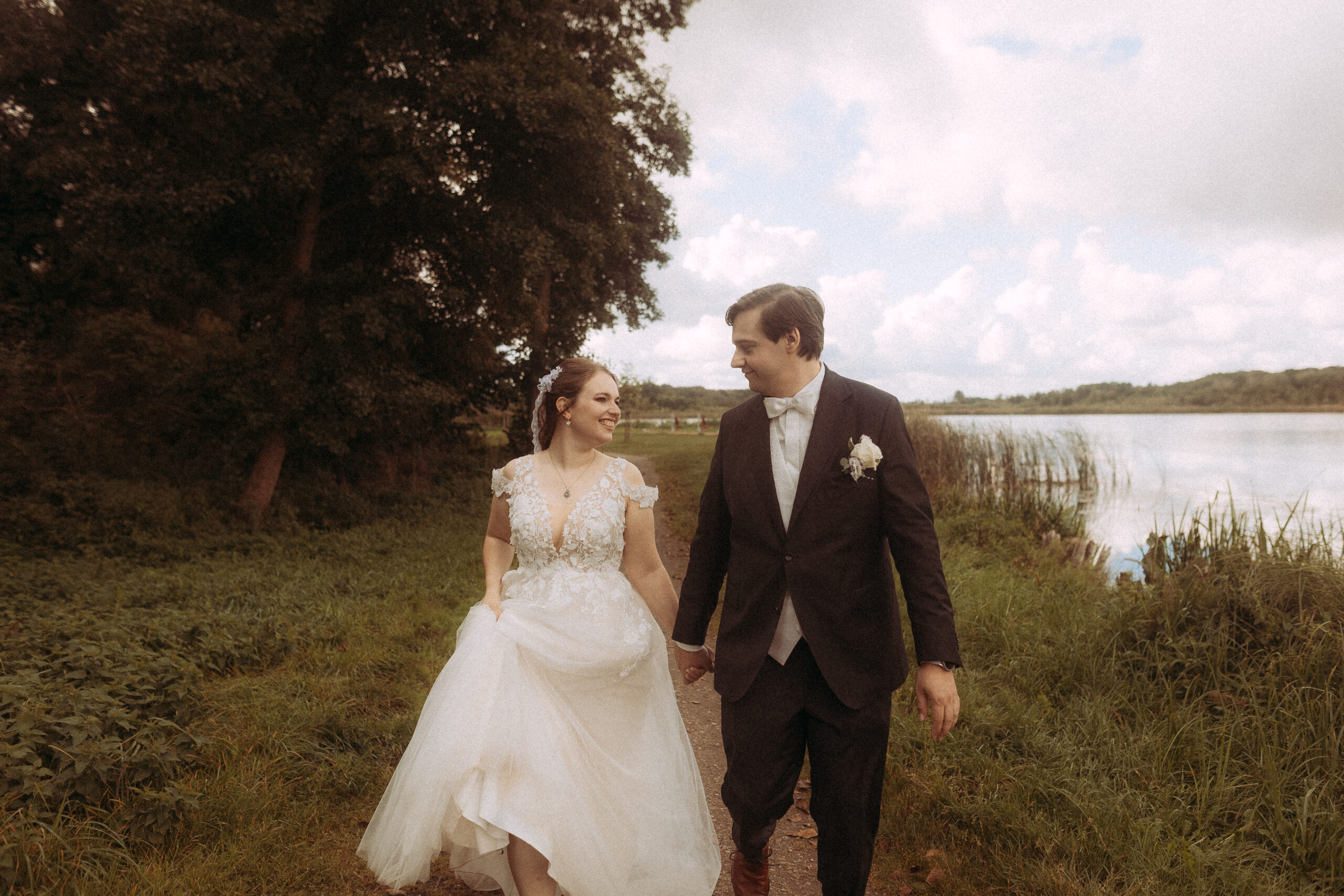 Brautpaar Hand in Hand bei der standesamtlichen Hochzeit in Friedland (MV) am See.