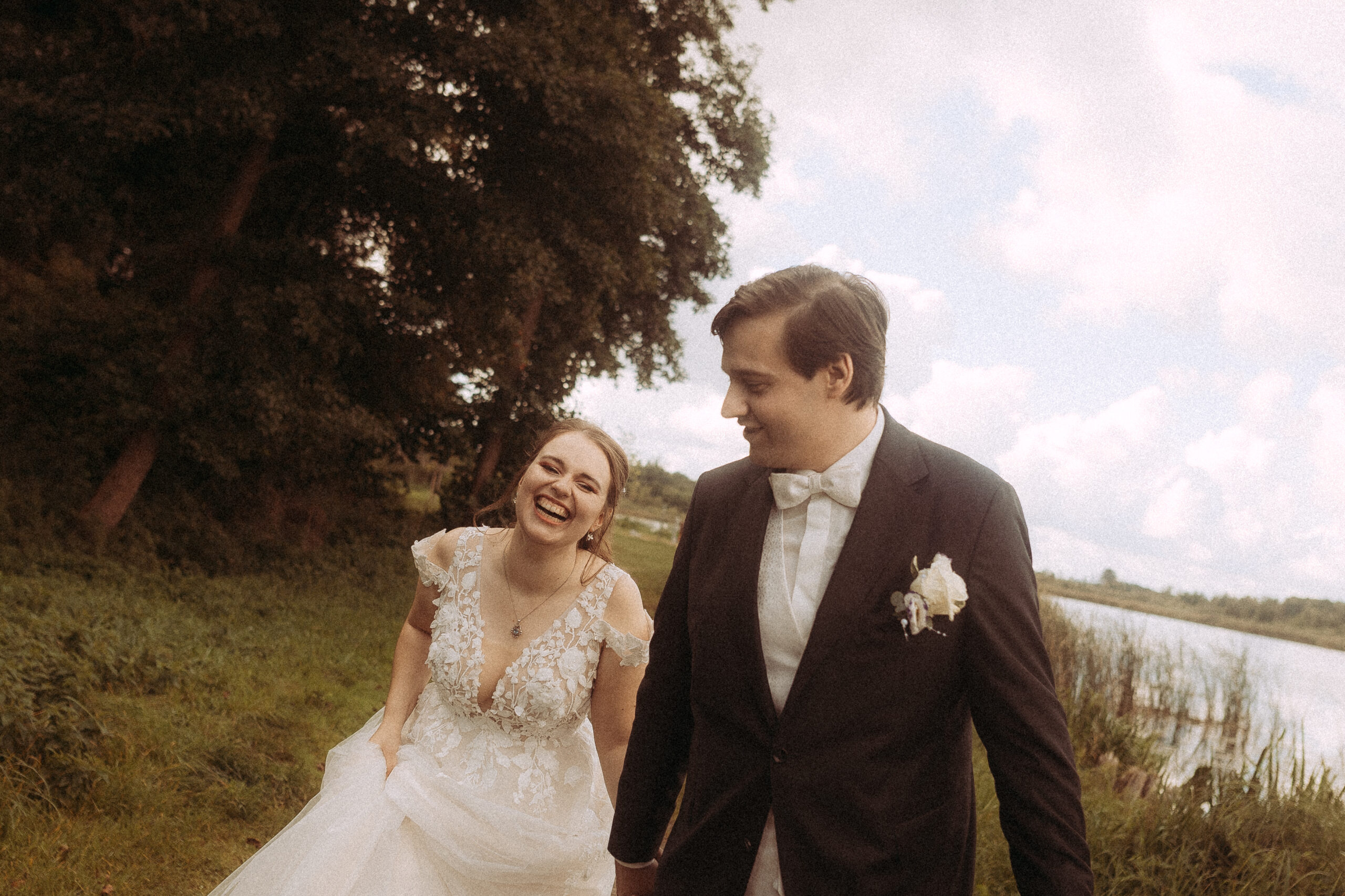 Fröhliches Paar bei der standesamtlichen Hochzeit in Friedland (MV) am See.
