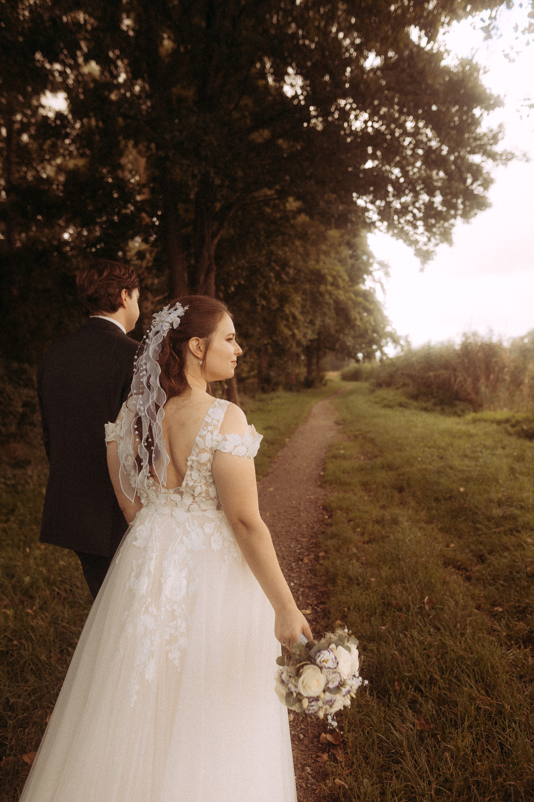 Brautpaar bei Standesamtliche Hochzeit Friedland (MV) geht auf einem Weg