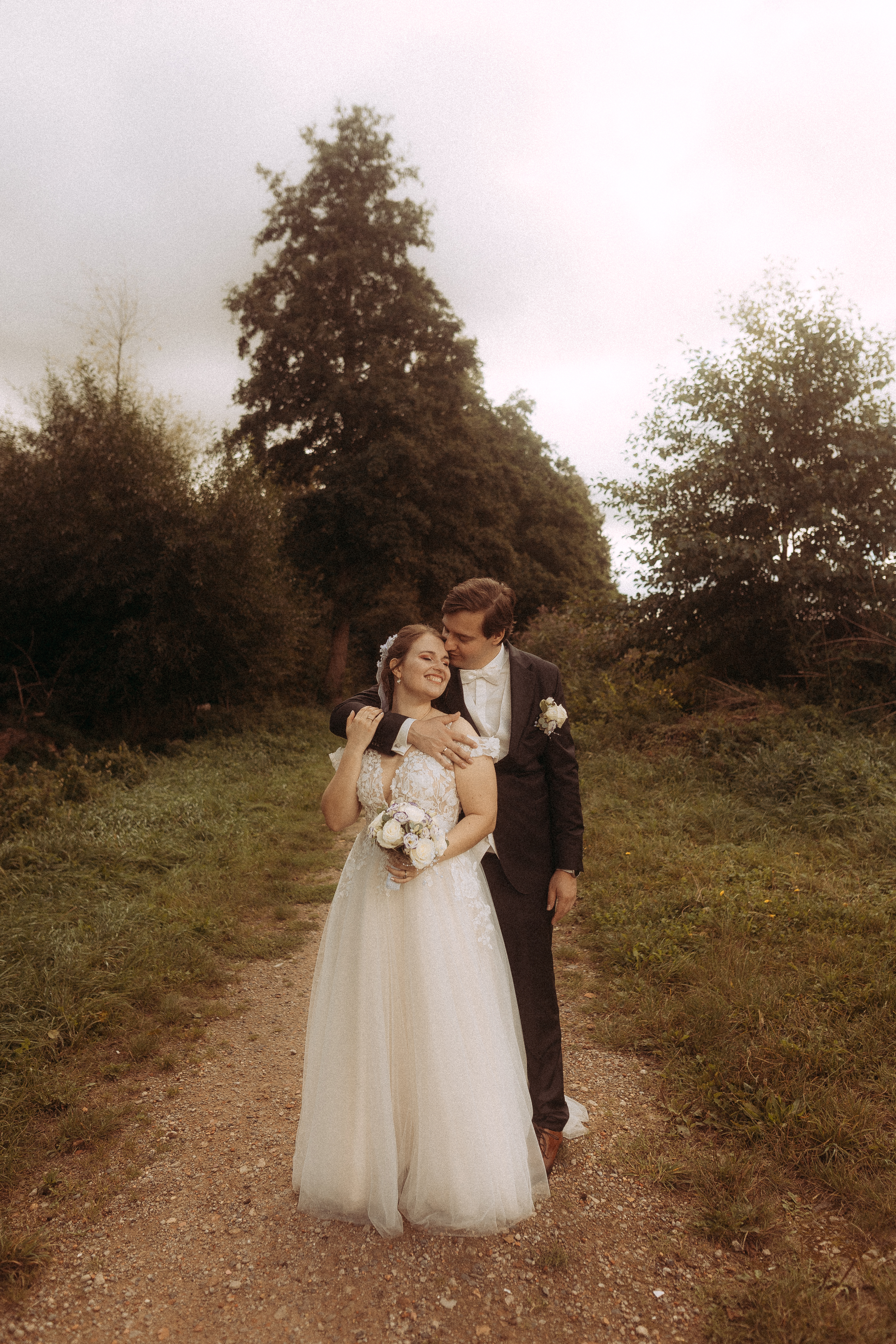 Brautpaar umarmt sich bei der standesamtlichen Hochzeit in Friedland (MV)