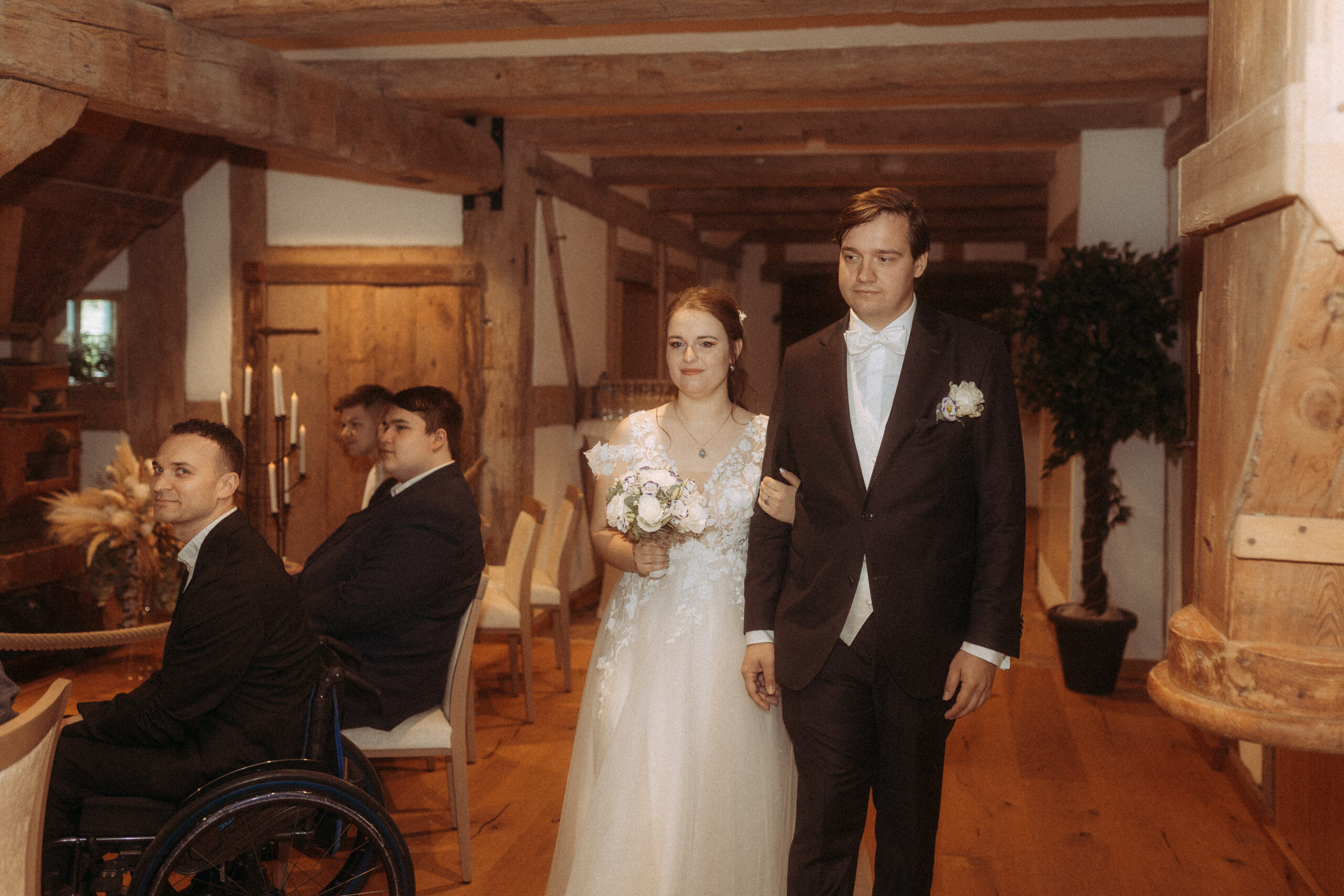 Brautpaar bei standesamtlicher Hochzeit in Friedland (MV) schreitet den Gang entlang.