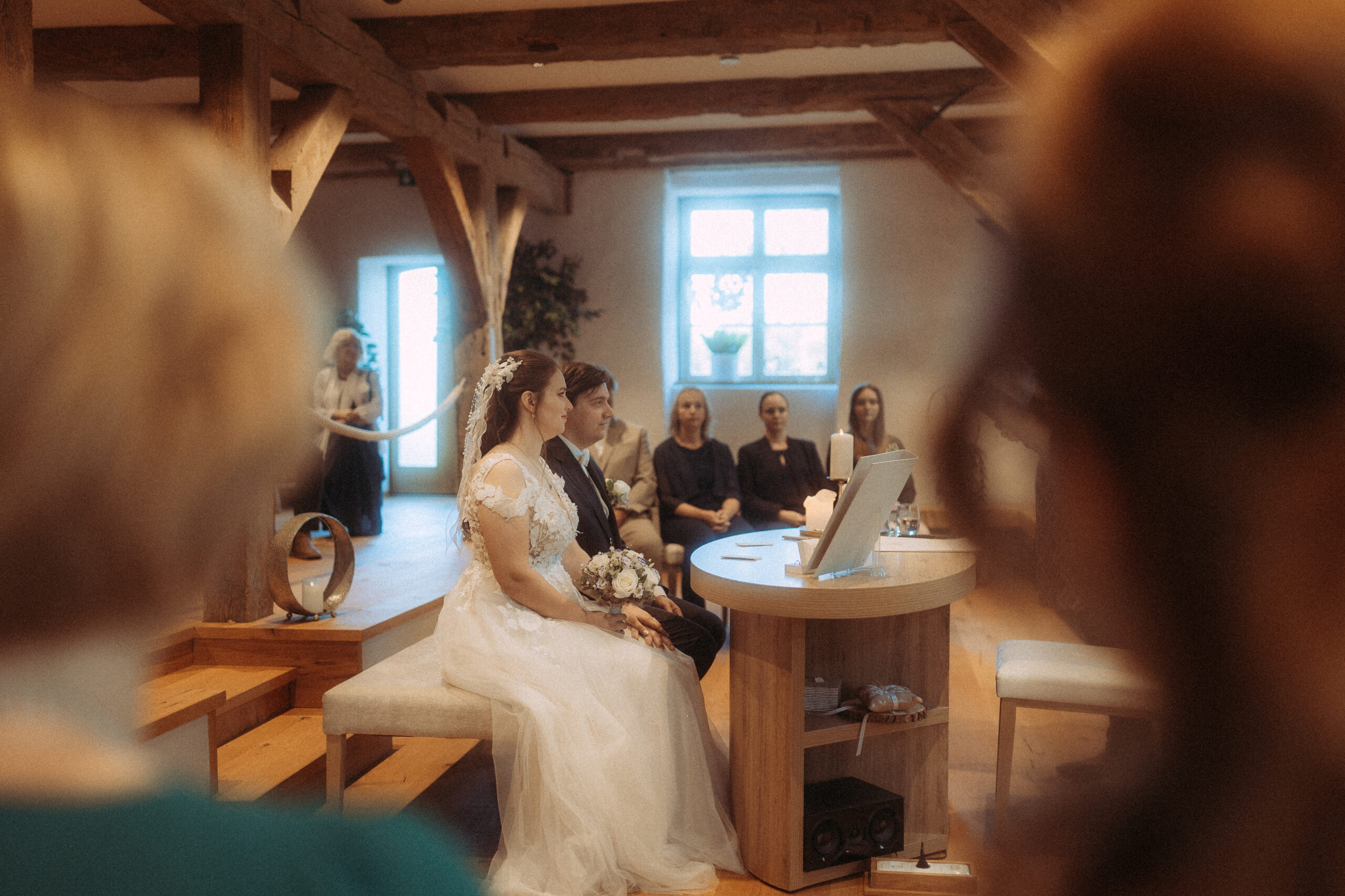 Brautpaar bei der standesamtlichen Hochzeit in Friedland (MV) vor Gästen.
