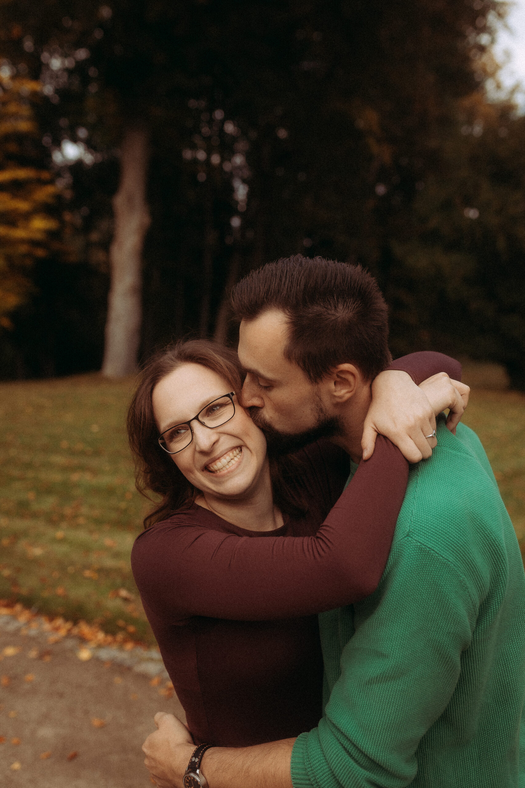 Pärchenshooting in Basthorst: Glückliches Paar umarmt sich und lacht