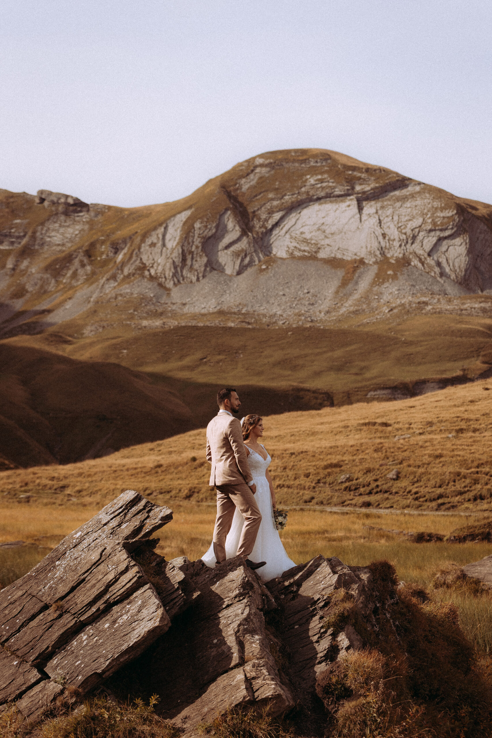 Hochzeitsshooting Melchsee Frutt: Brautpaar in den Schweizer Alpen auf Felsen