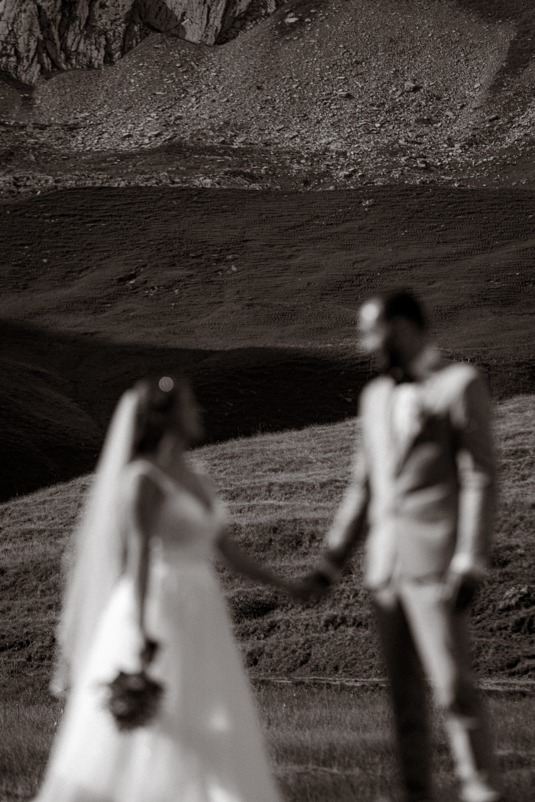 Brautpaar unscharf vor Bergkulisse bei einem Wedding Shooting in Melchsee Frutt, Schweiz