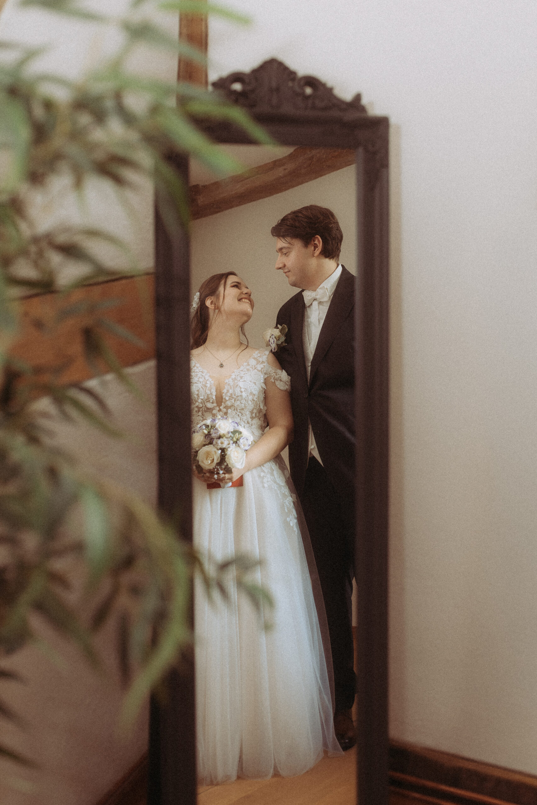 Brautpaar im Spiegel bei standesamtlicher Hochzeit in Friedland (MV)