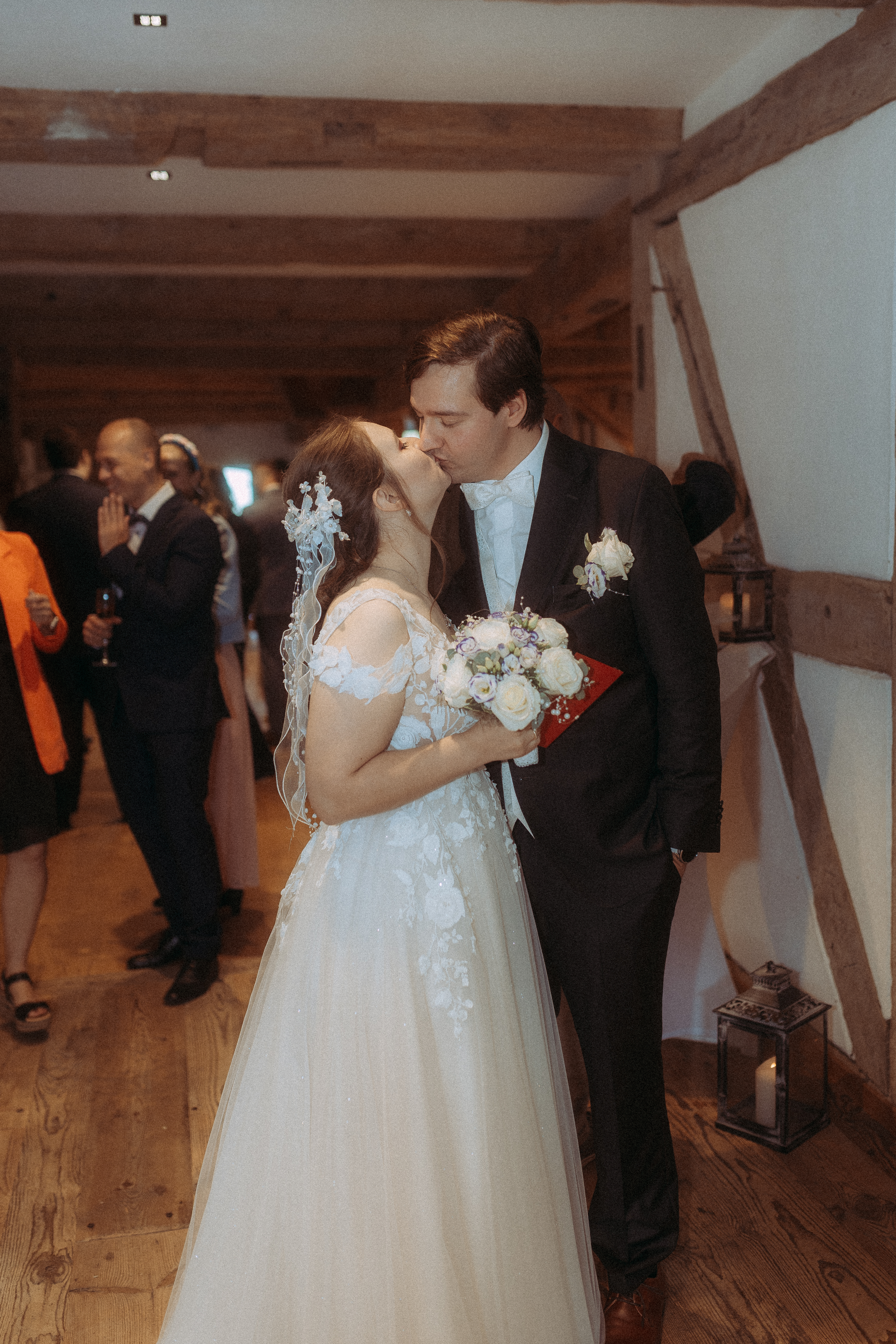 Brautpaar küsst sich bei der standesamtlichen Hochzeit in Friedland (MV). Hochzeitspaar, Brautkleid, Hochzeitsstrauß.