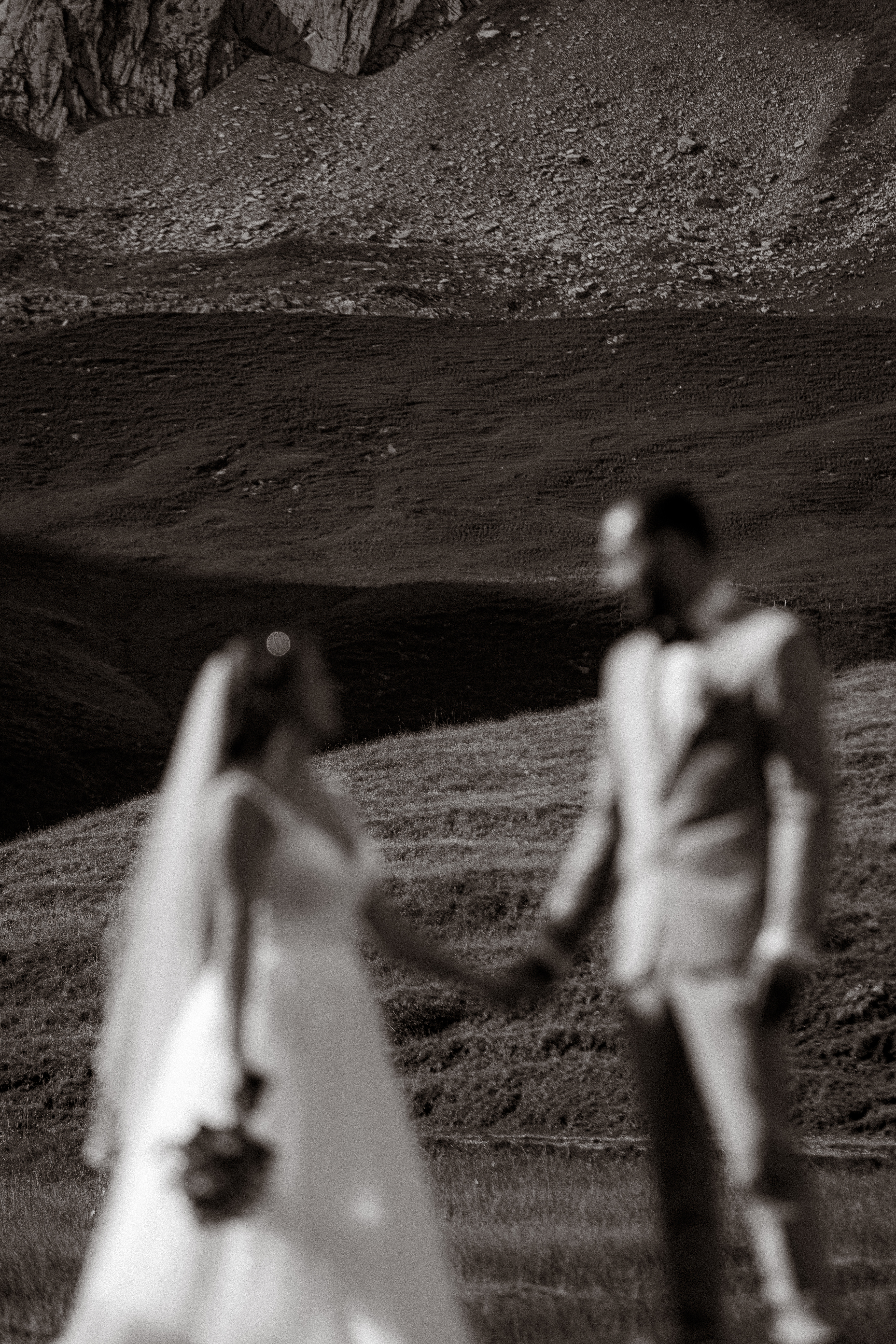 Brautpaar unscharf vor Bergkulisse bei einem Wedding Shooting in Melchsee Frutt, Schweiz