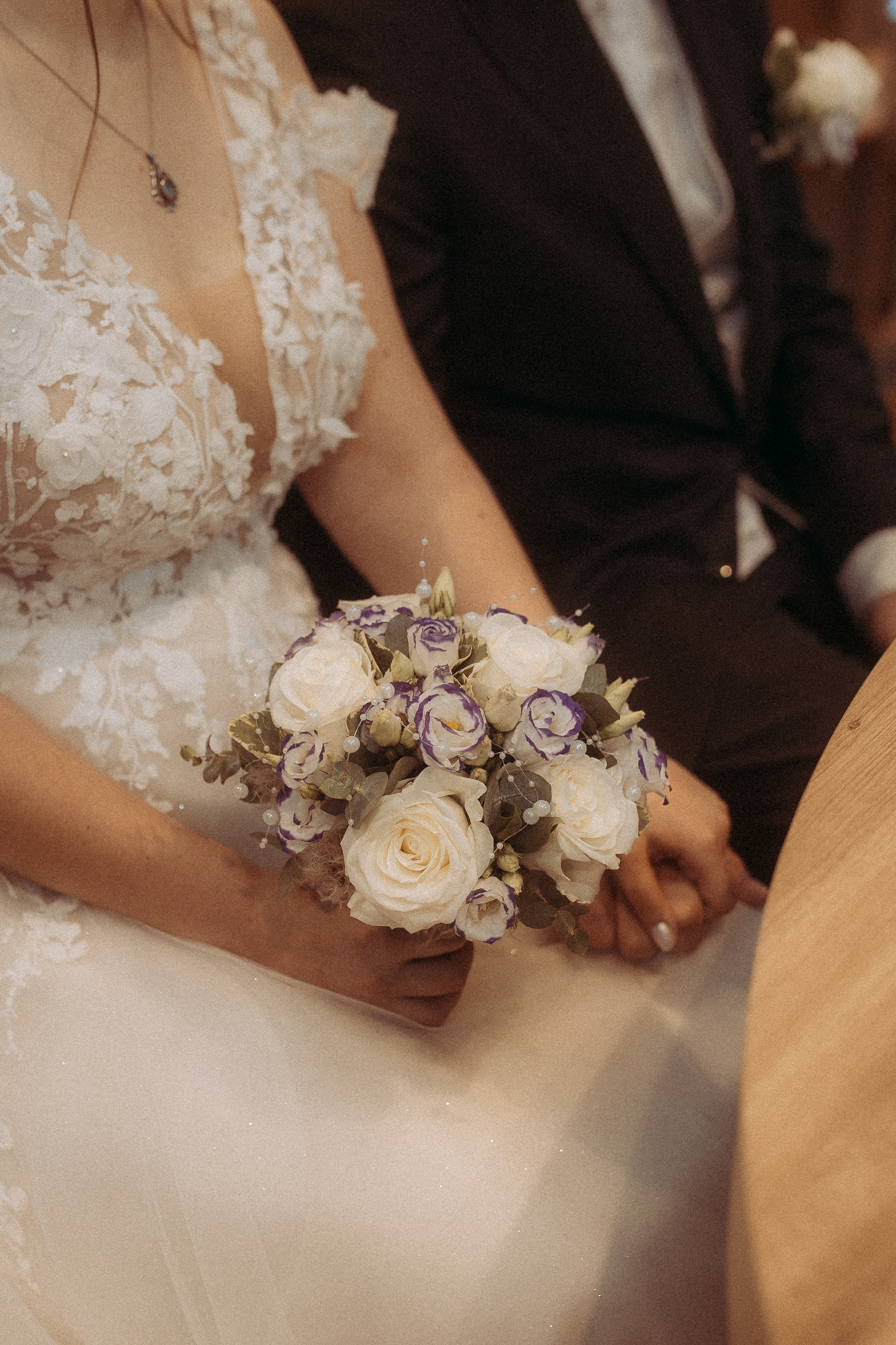 Brautpaar hält Hände, Braut mit Brautstrauß bei standesamtlicher Hochzeit Friedland (MV)
