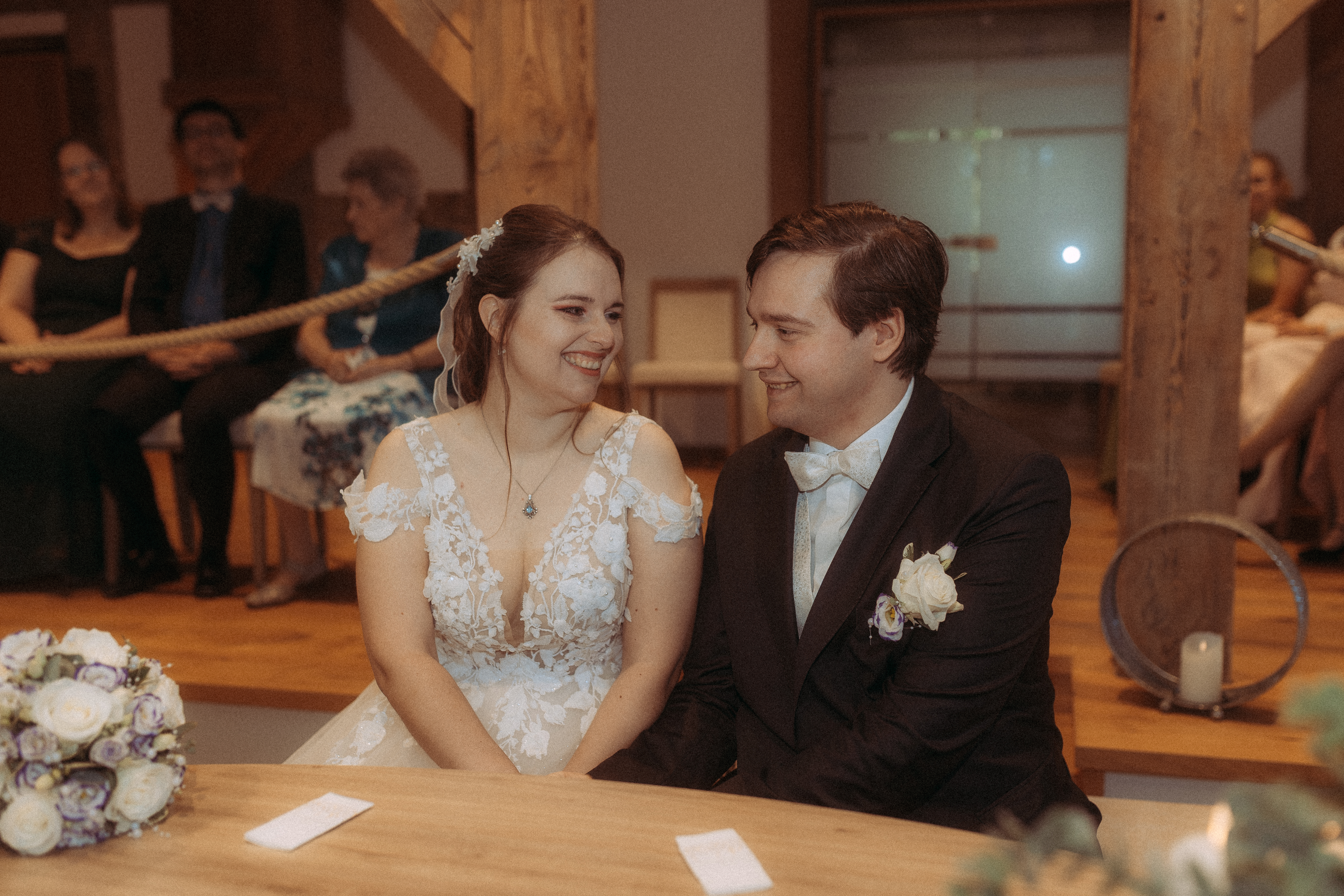 Brautpaar lächelt sich auf der Hochzeit an. Galerie.