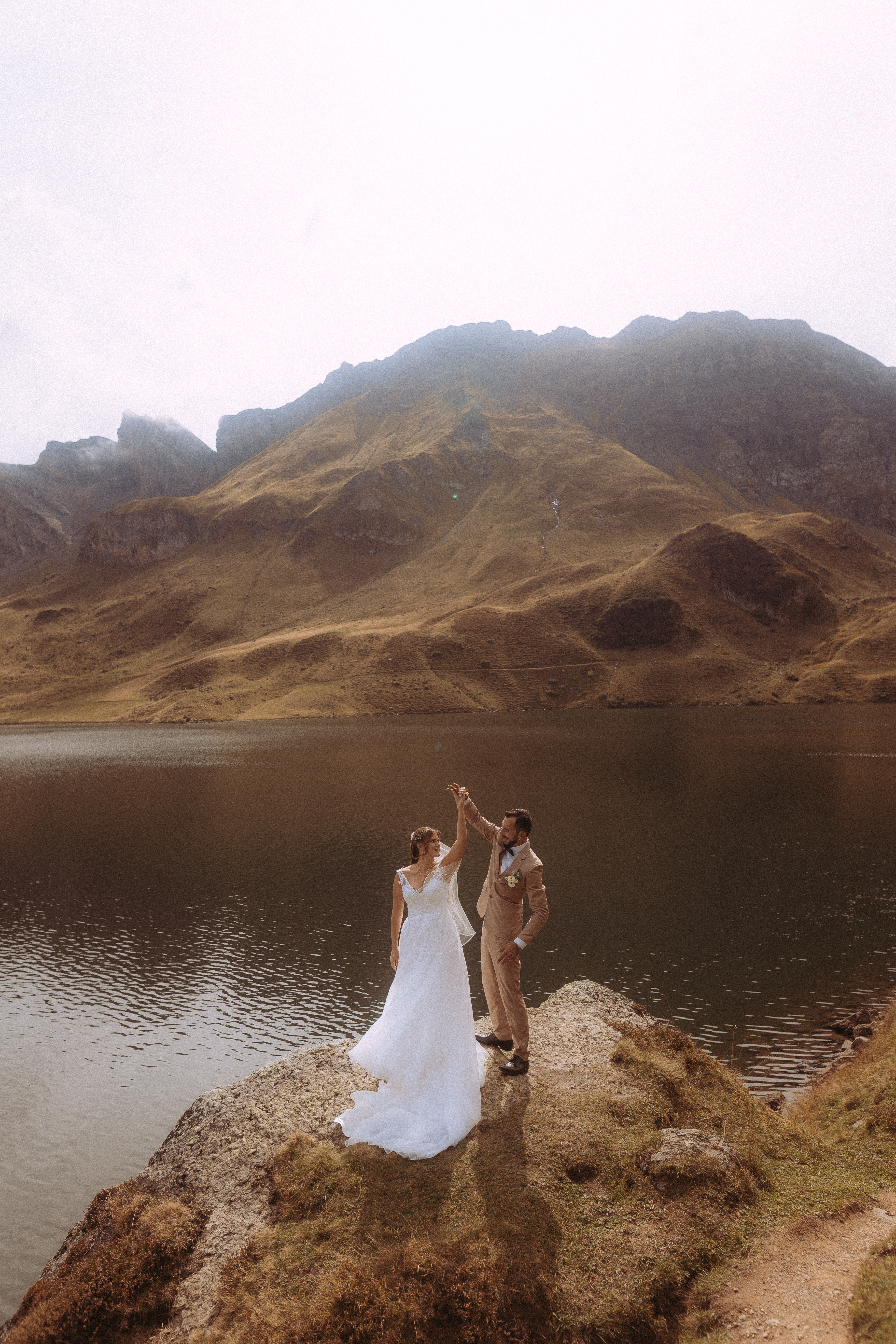 Hochzeitsshooting Melchsee Frutt: Brautpaar vor Bergsee in der Schweiz.