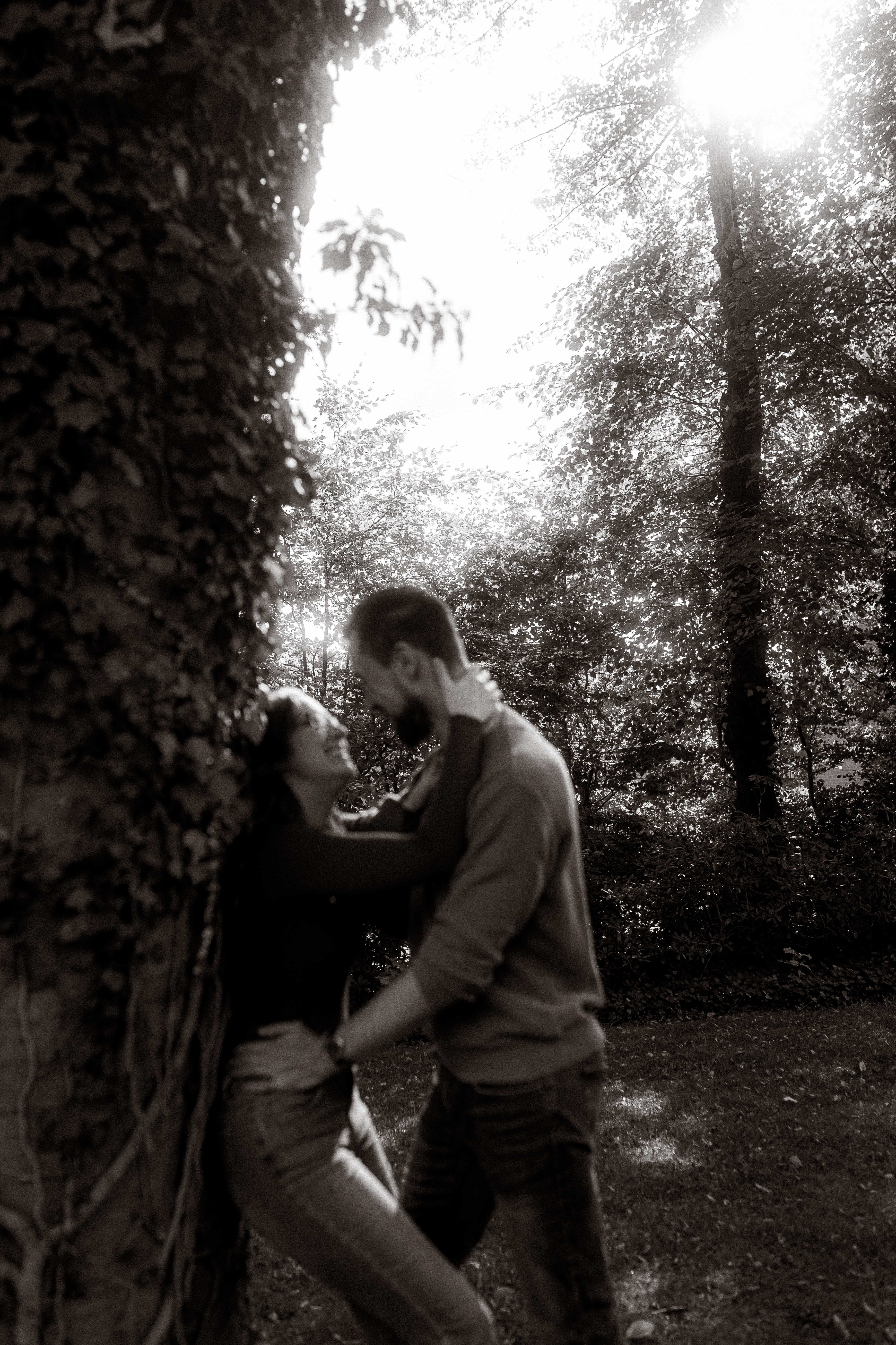 Romantisches Paar umarmt sich bei einem Wedding Shooting in Melchsee Frutt, Schweiz.