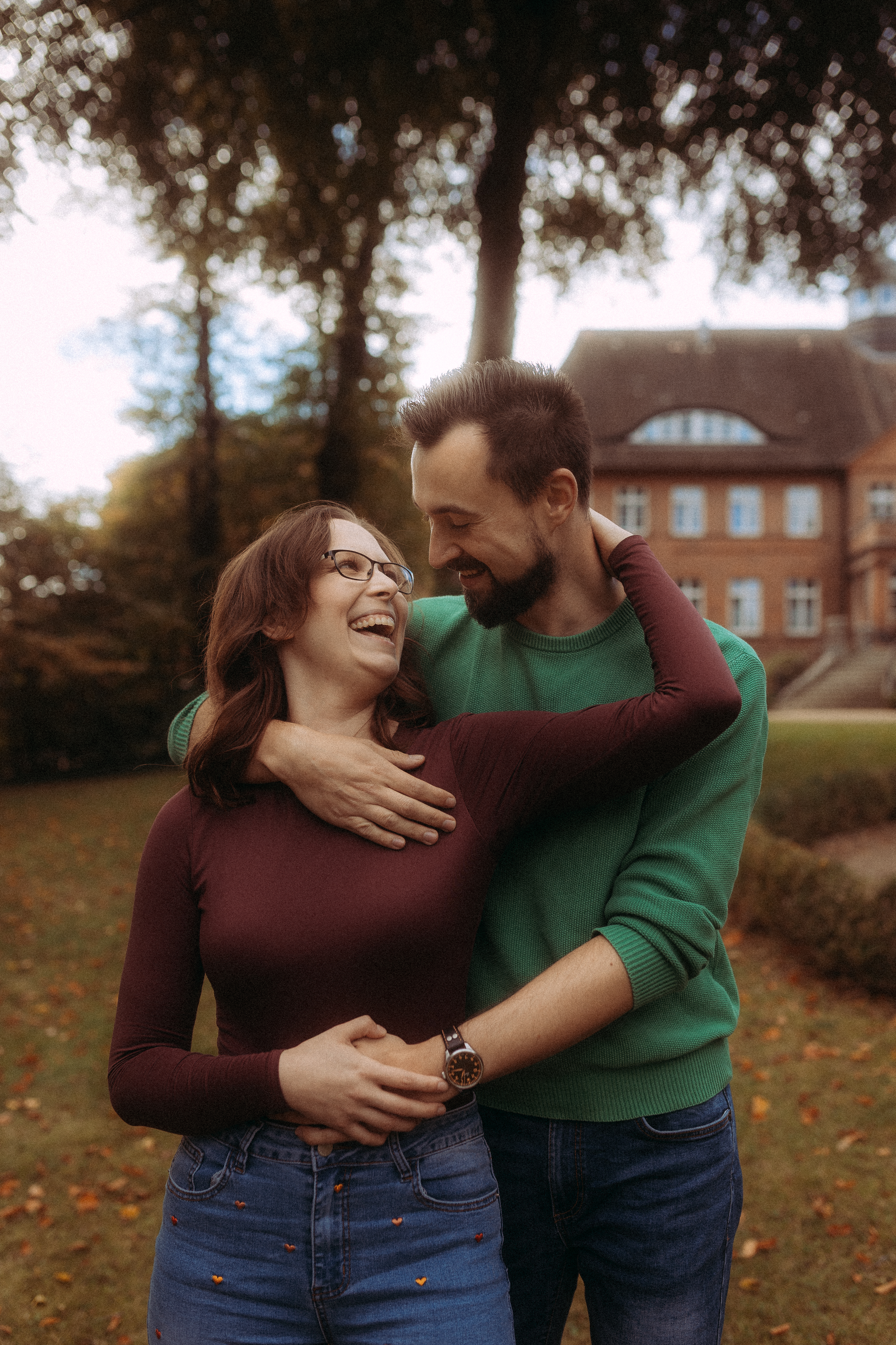 Fröhliches Paar beim Pärchenshooting in Basthorst umarmt sich innig