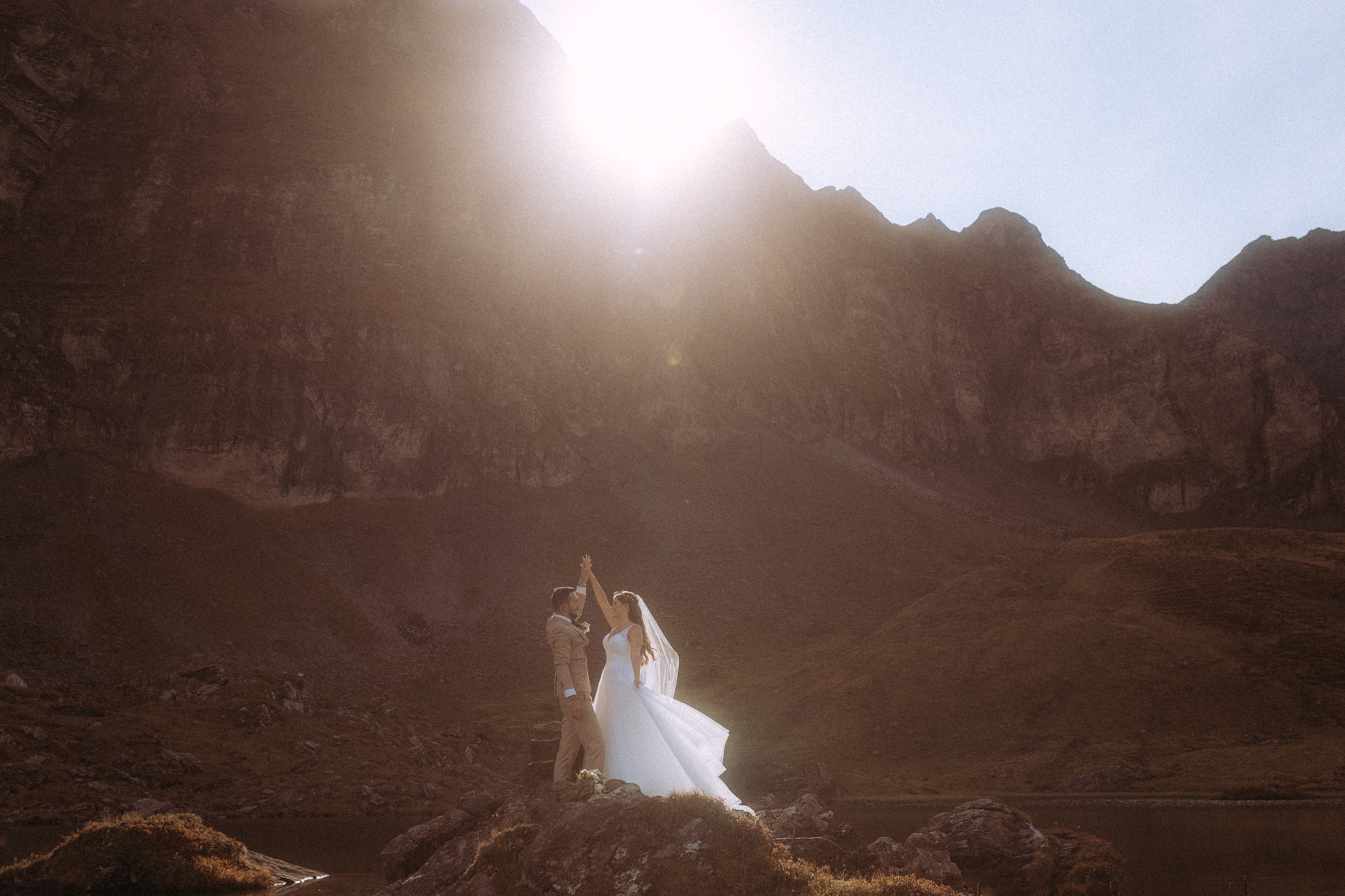 Brautpaar beim Hochzeitsshooting am Melchsee Frutt in der Schweiz vor Bergkulisse