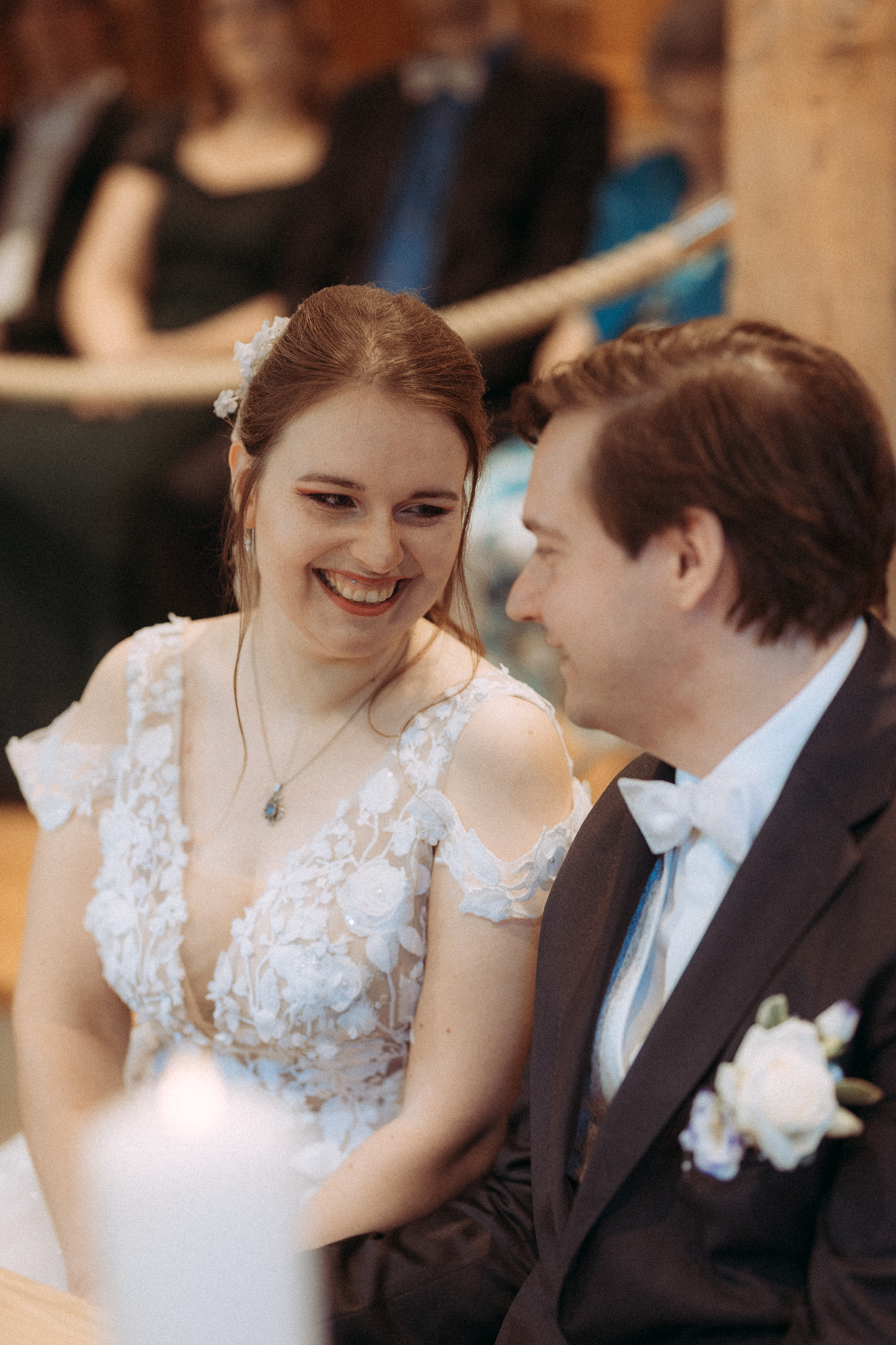 Brautpaar lächelt sich bei der standesamtlichen Hochzeit in Friedland (MV) an.