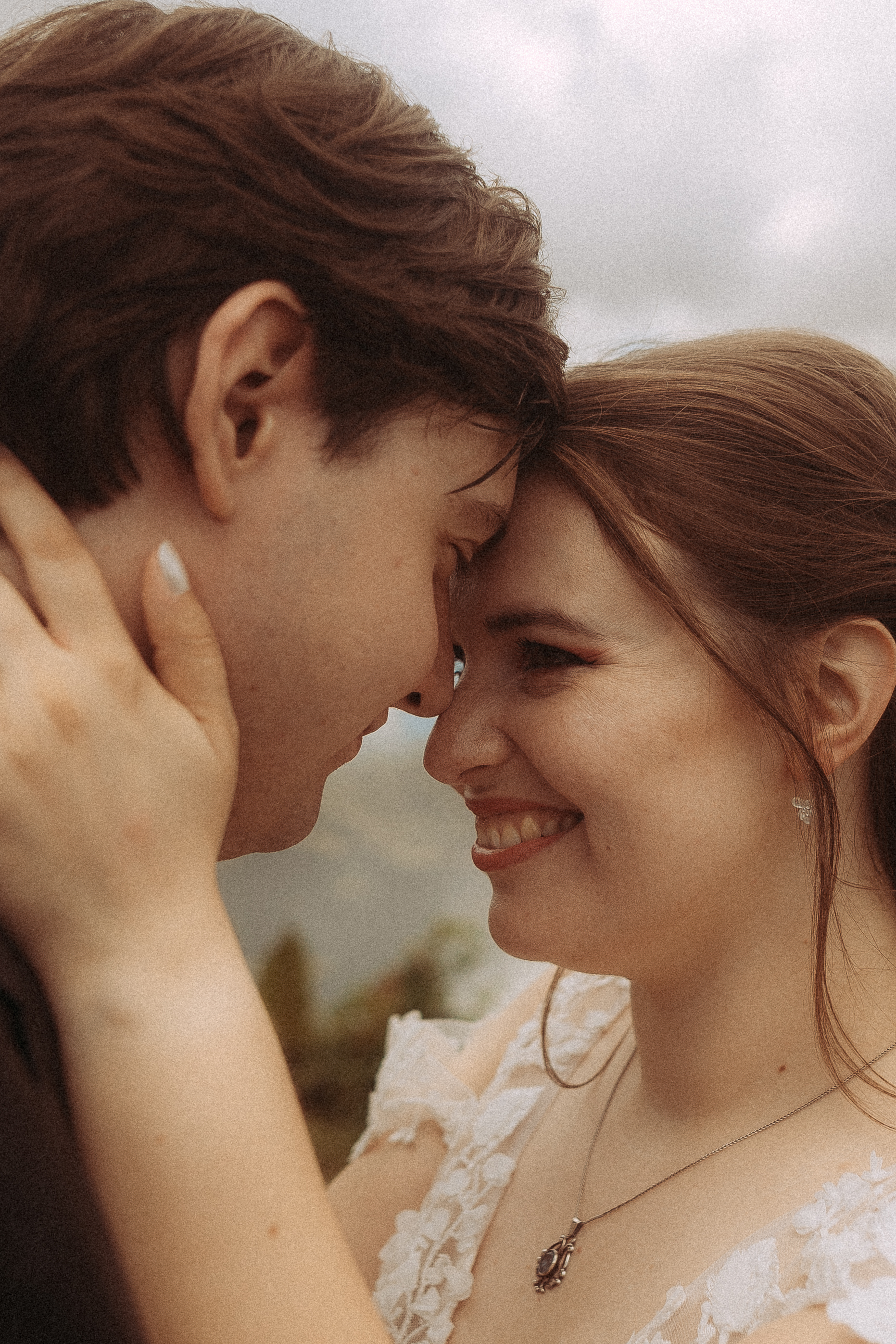 Brautpaar kuschelt liebevoll, Standesamtliche Hochzeit Friedland MV