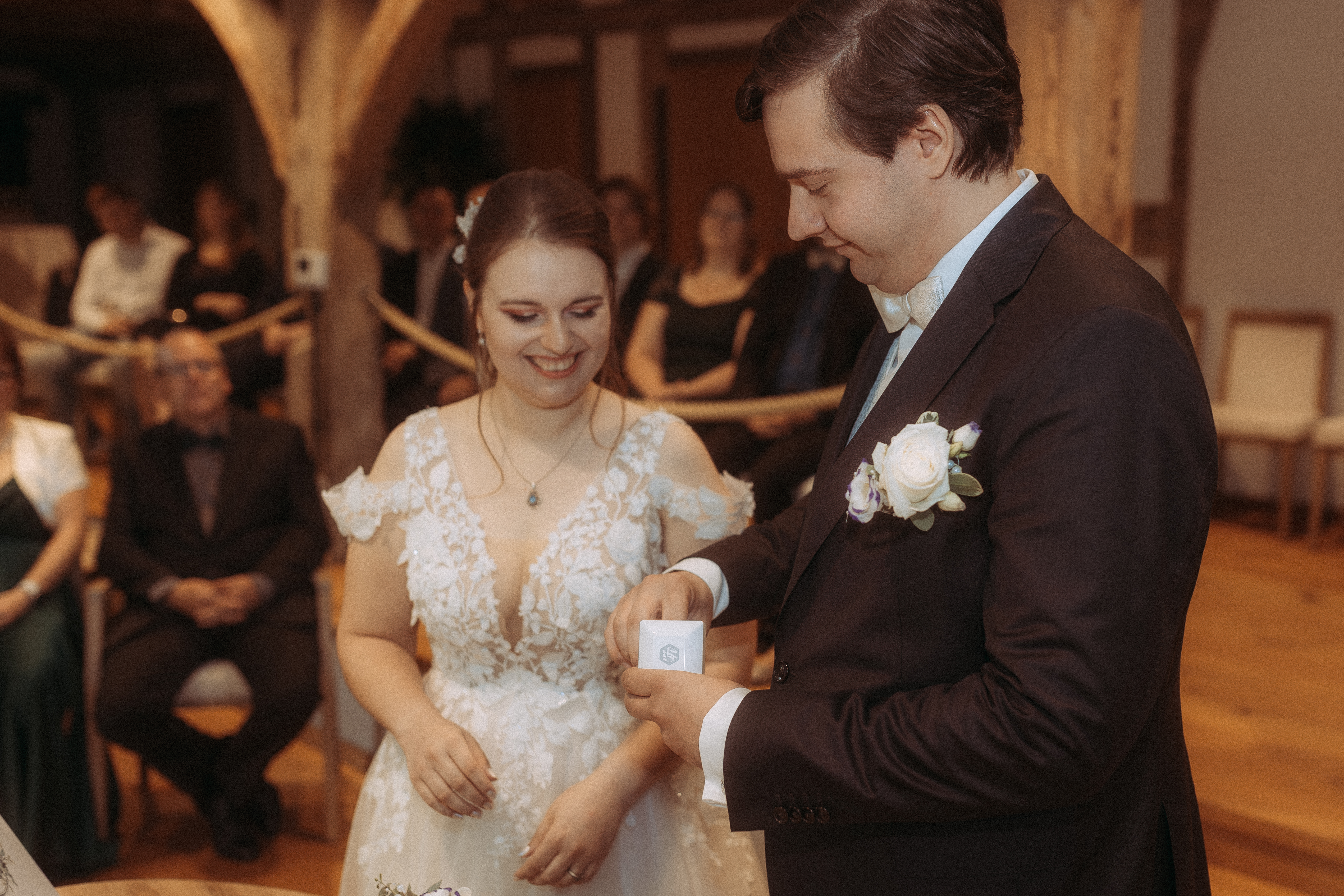 Brautpaar bei standesamtlicher Hochzeit in Friedland (MV), Ringübergabe.