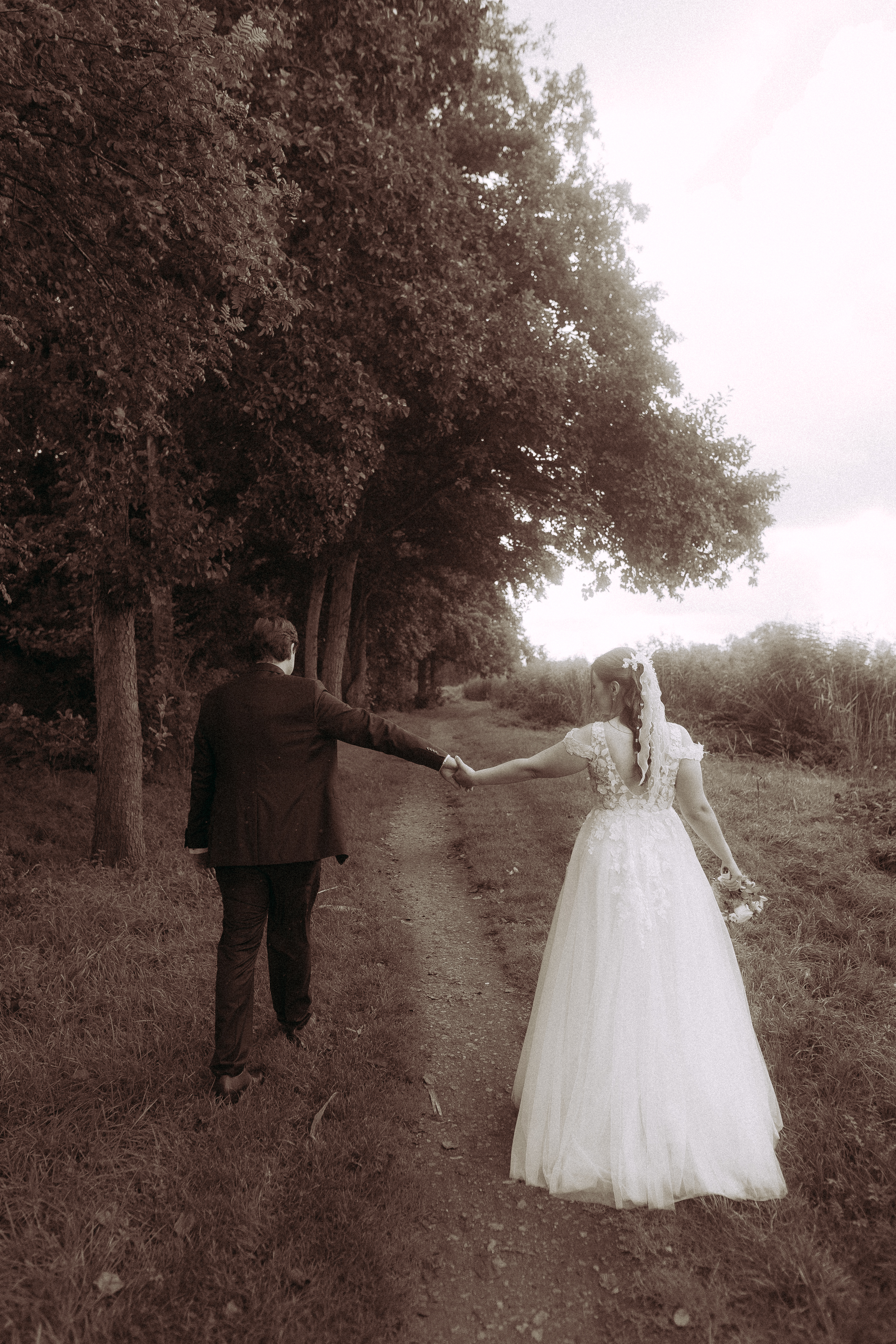 Brautpaar Hand in Hand auf dem Weg, Standesamtliche Hochzeit Friedland (MV)