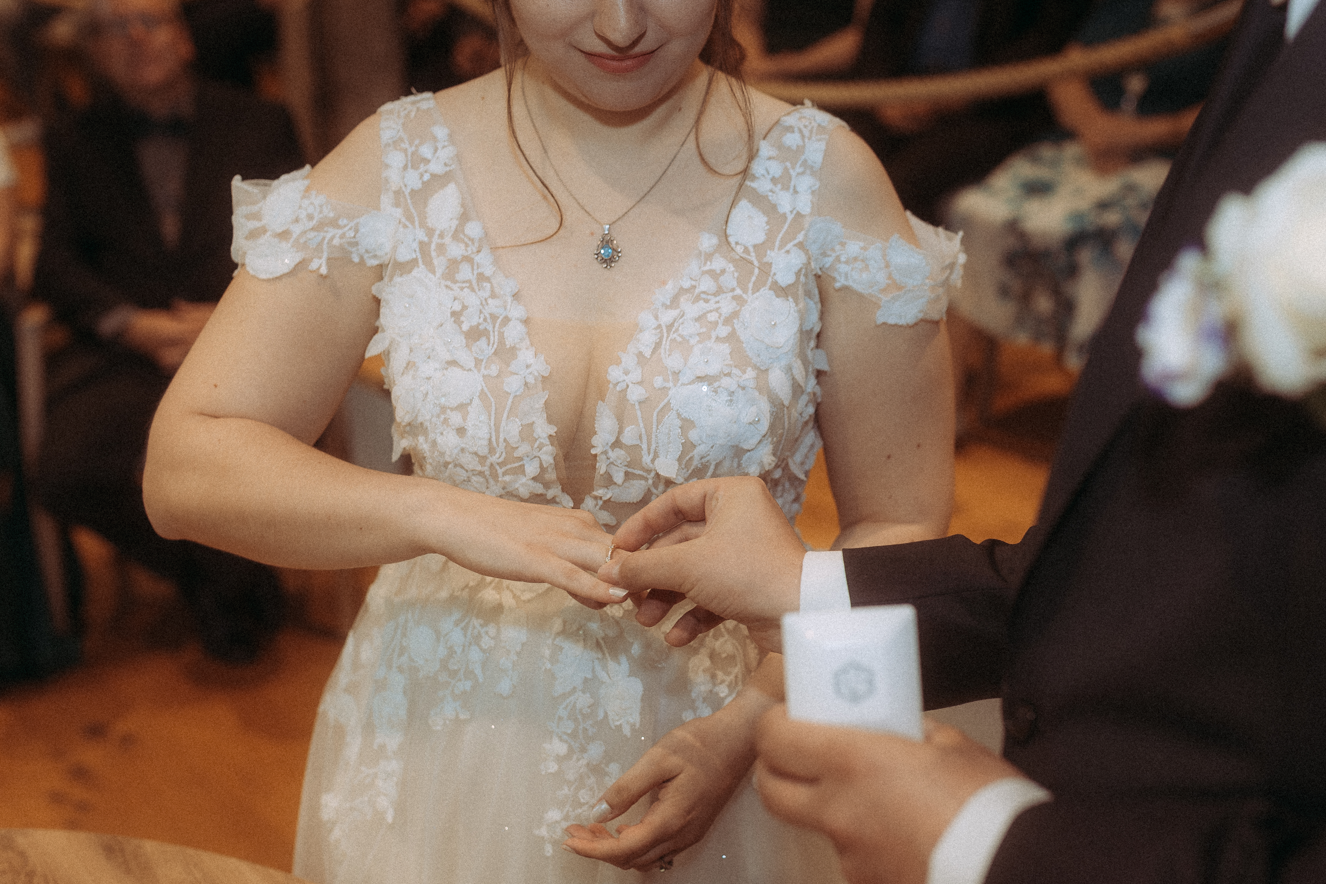 Ringtausch bei standesamtlicher Hochzeit in Friedland (MV). Braut im weißen Kleid.