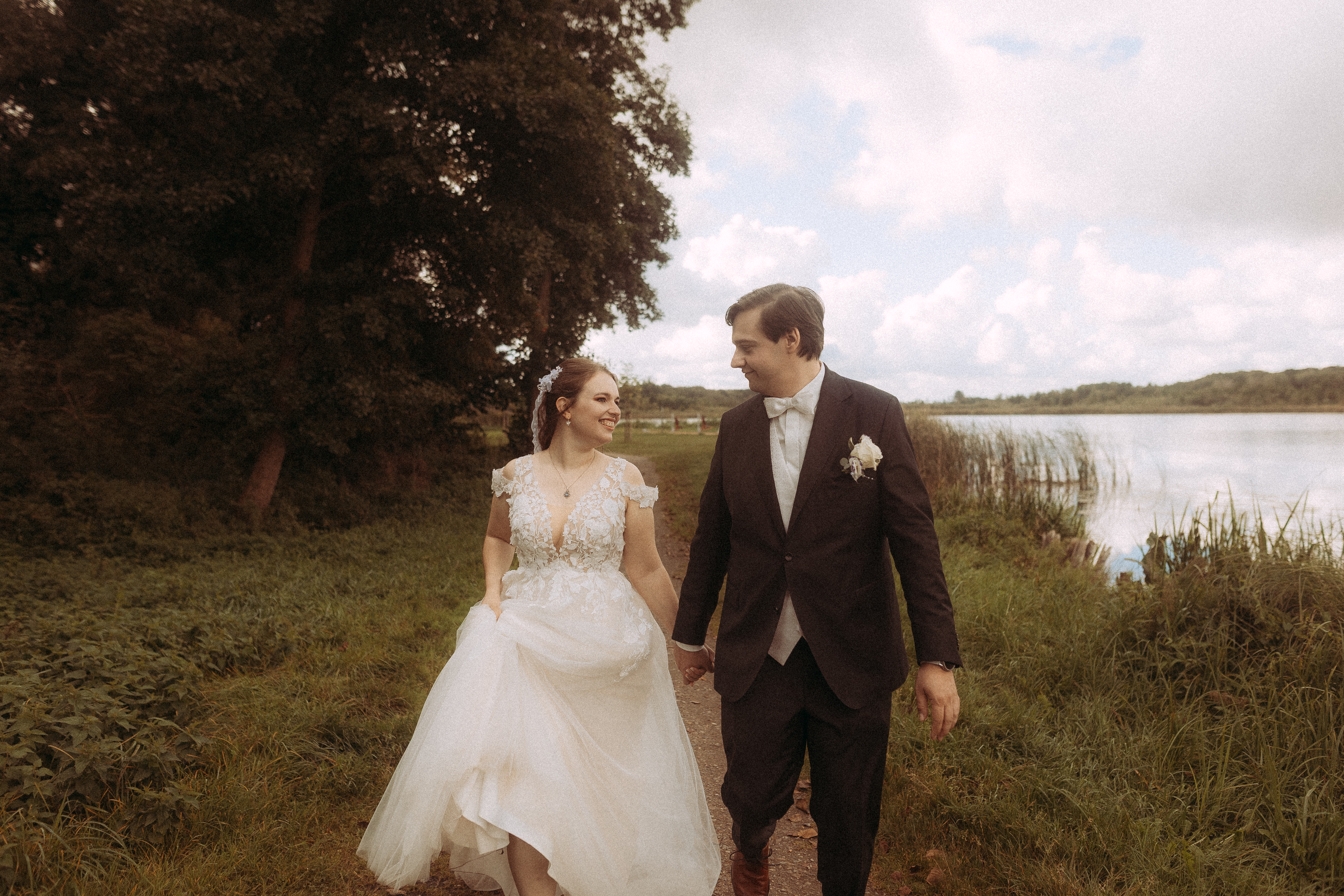 Brautpaar Hand in Hand bei der standesamtlichen Hochzeit in Friedland (MV) am See.