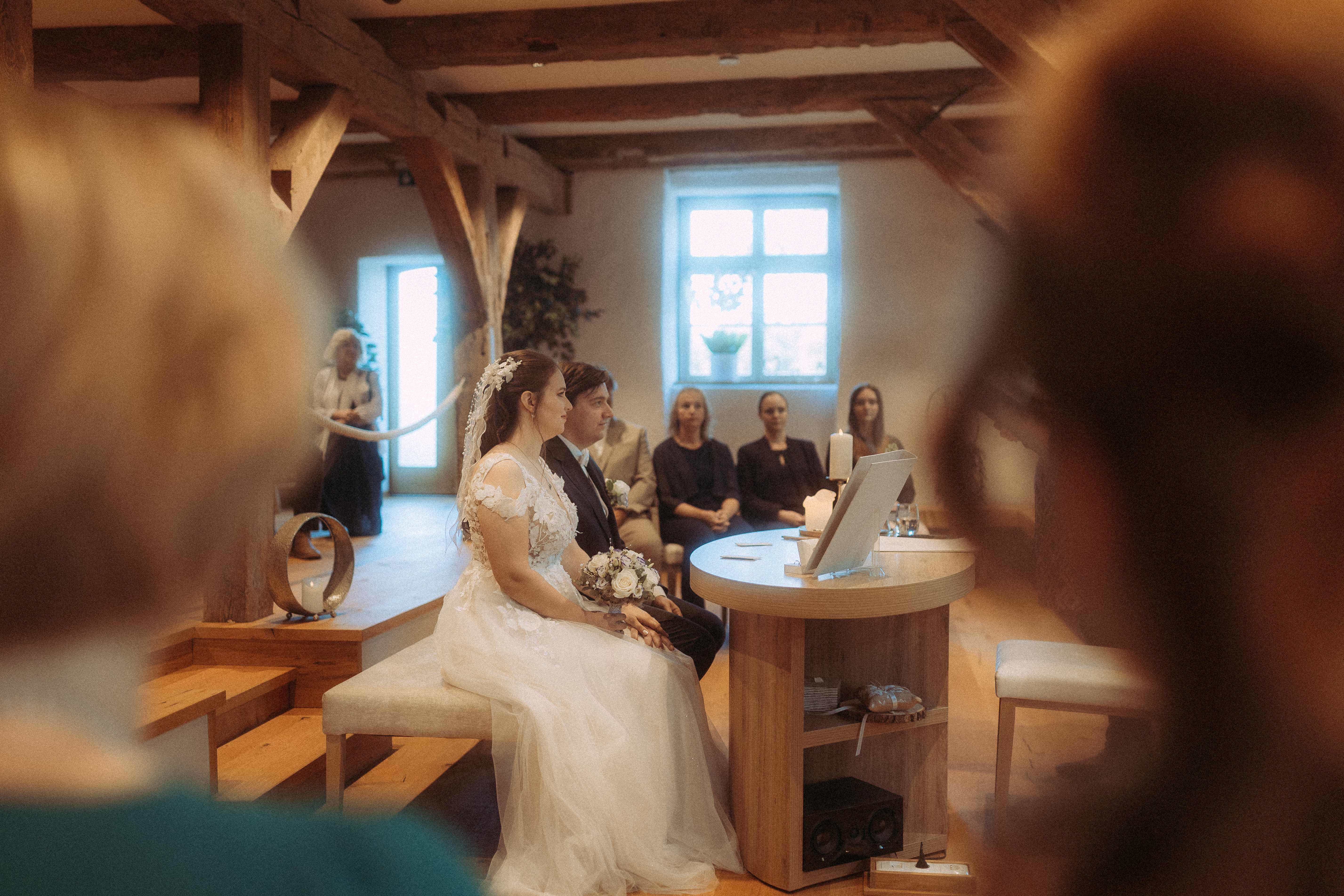 Brautpaar bei der standesamtlichen Hochzeit in Friedland (MV) vor Gästen.