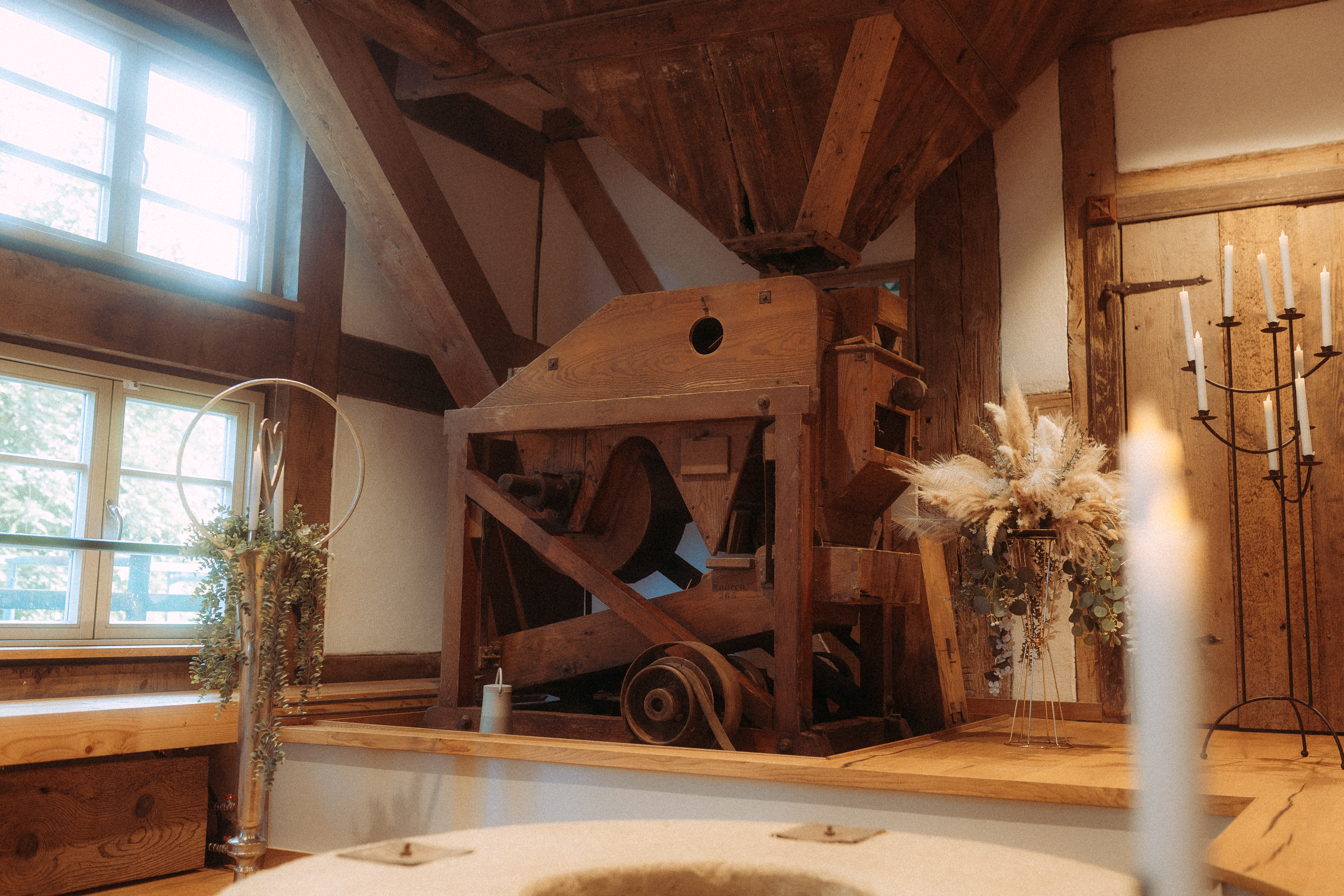 Holzmaschine in historischer Mühle Friedland (MV) für standesamtliche Hochzeit.