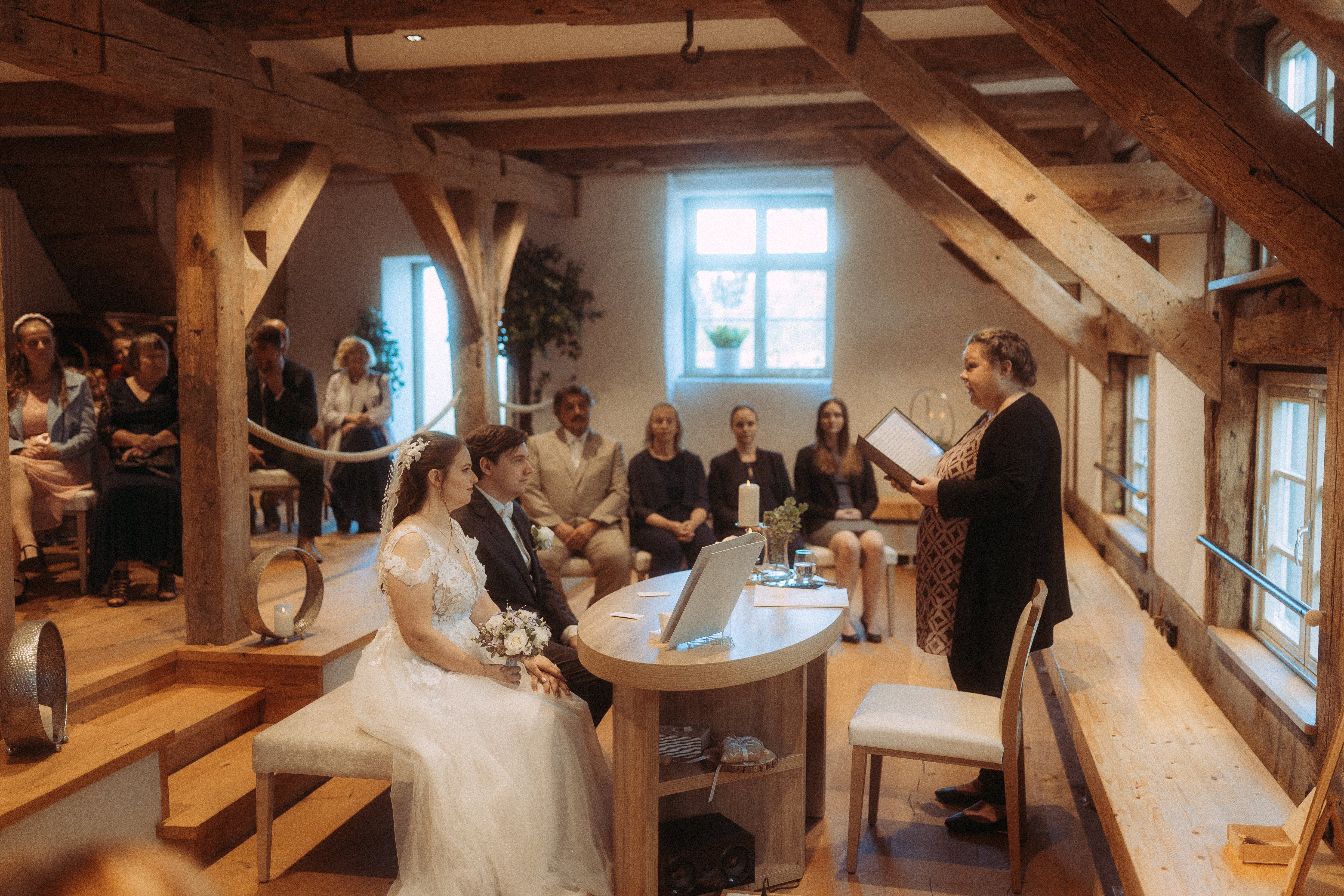 Standesamtliche Hochzeit Friedland MV: Brautpaar während der Trauung in rustikalem Ambiente.