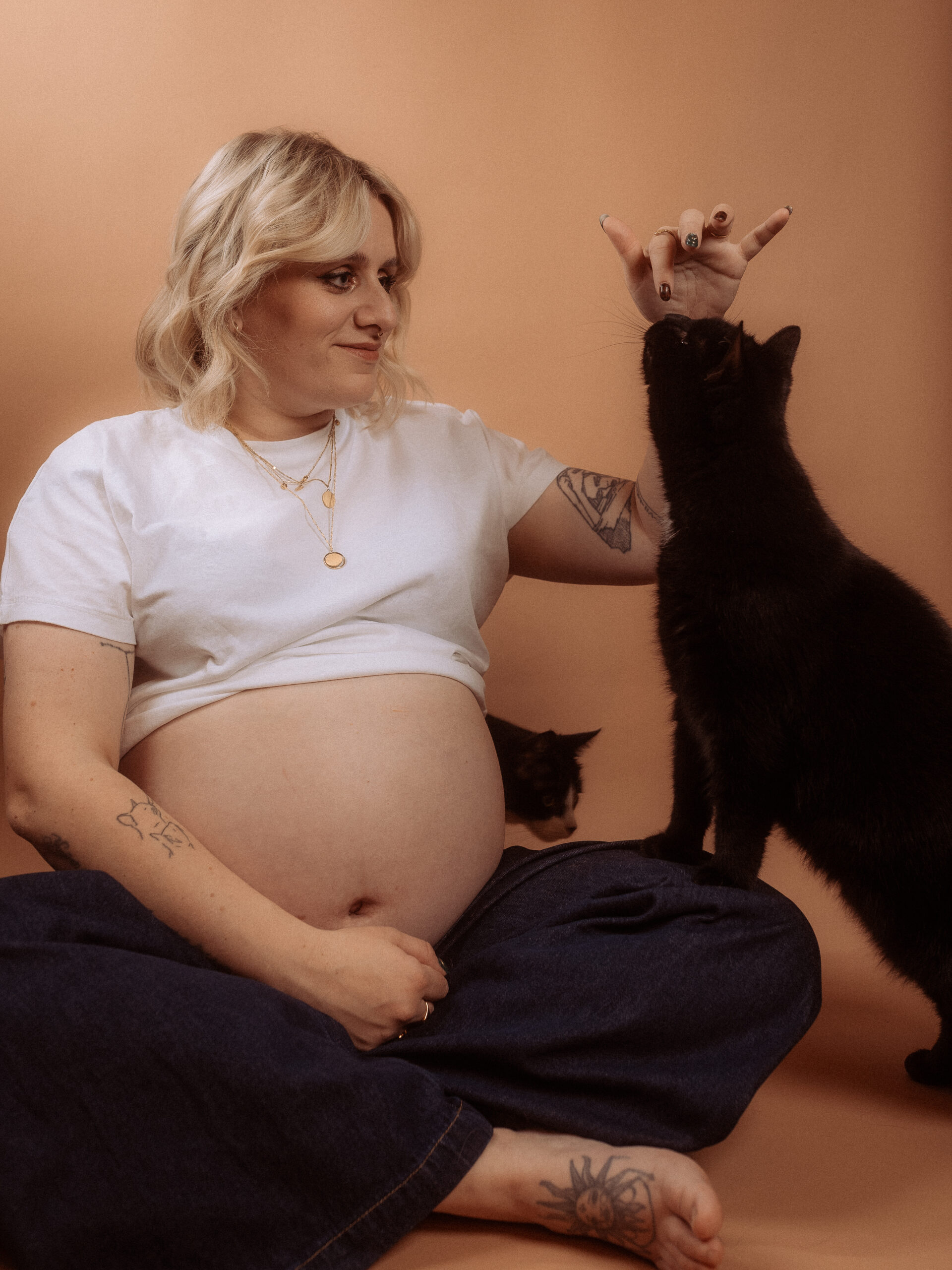 Schwangere Frau mit Katzen beim Babybauchshooting in Parchim