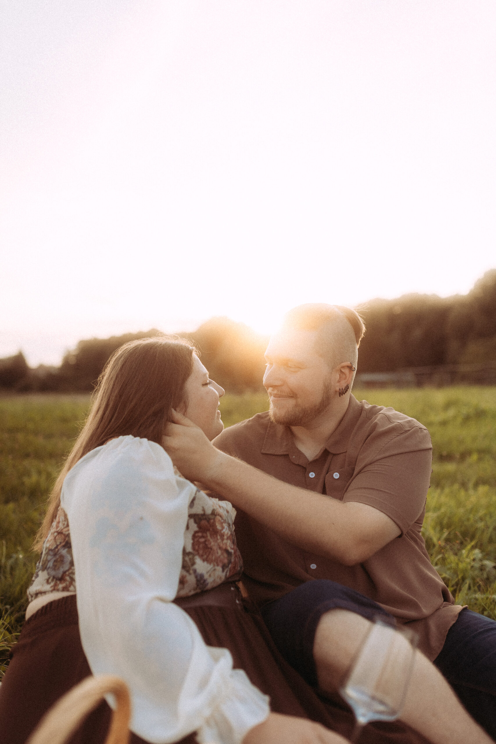 Pärchenfotos in Röbel: Verliebtes Paar genießt die Abendsonne auf einer Wiese