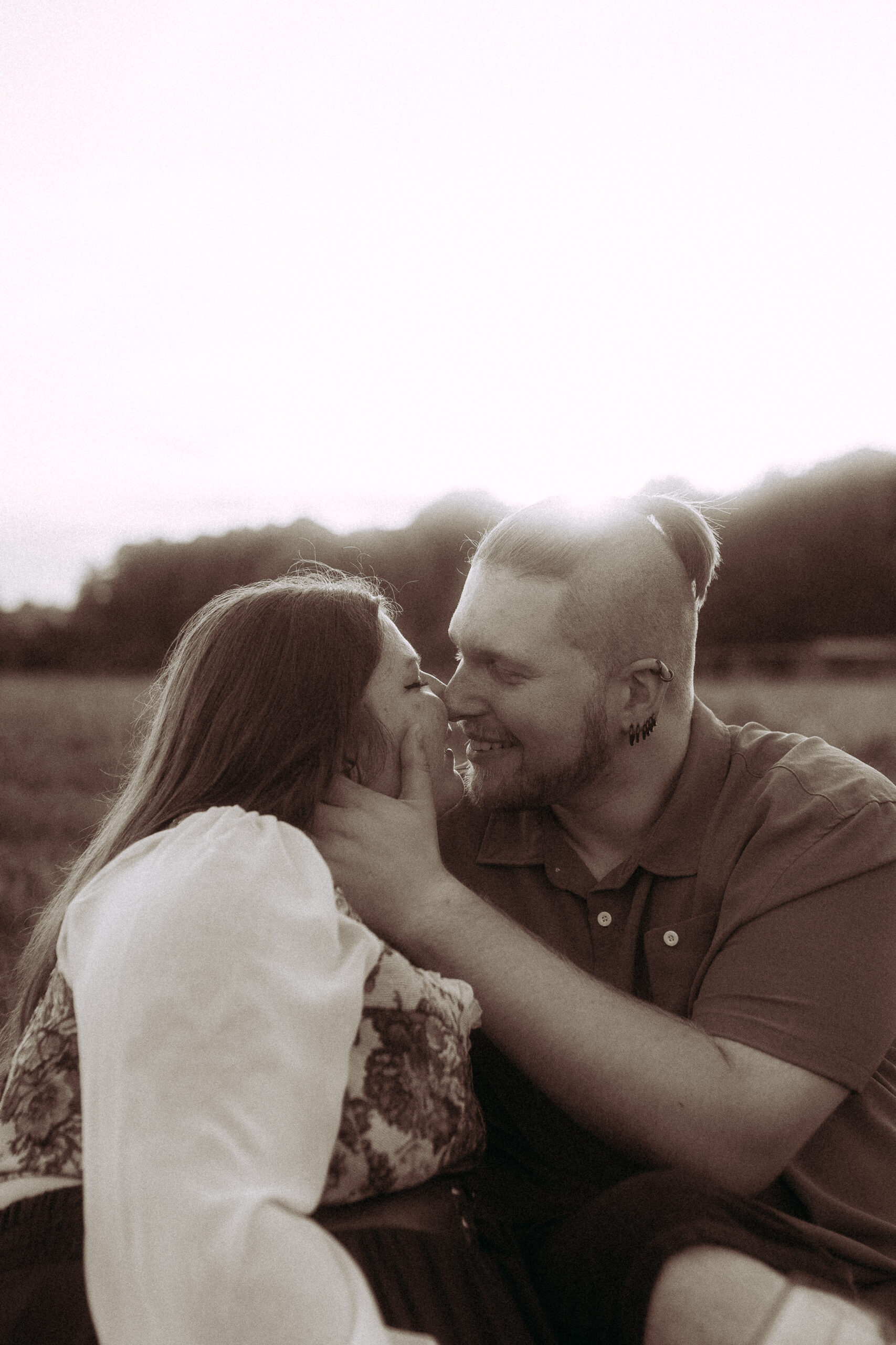Pärchenfotos in Röbel: Liebespaar umarmt sich innig im Feld