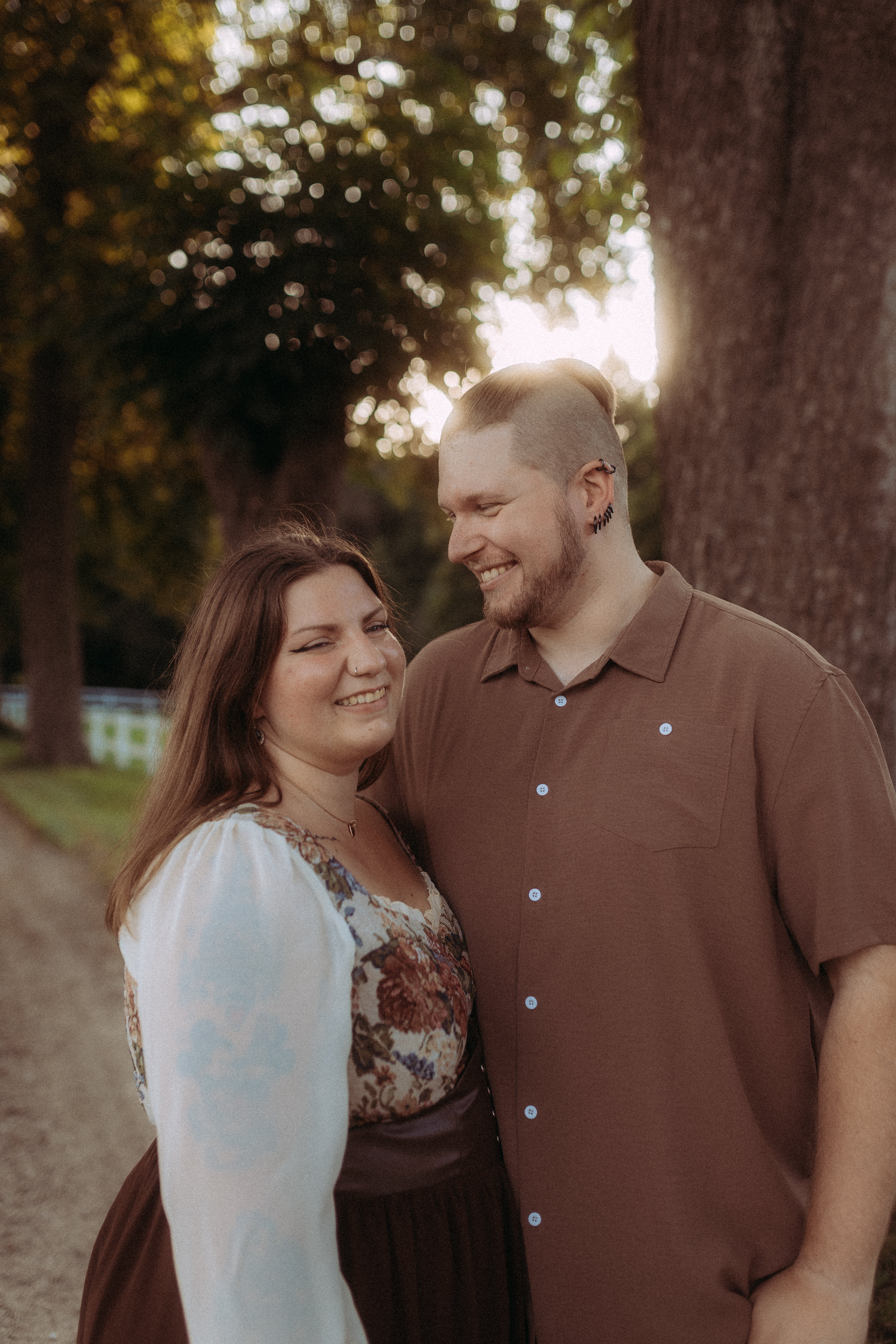 Liebevolles Pärchenfoto in Röbel, Paar lächelt sich an