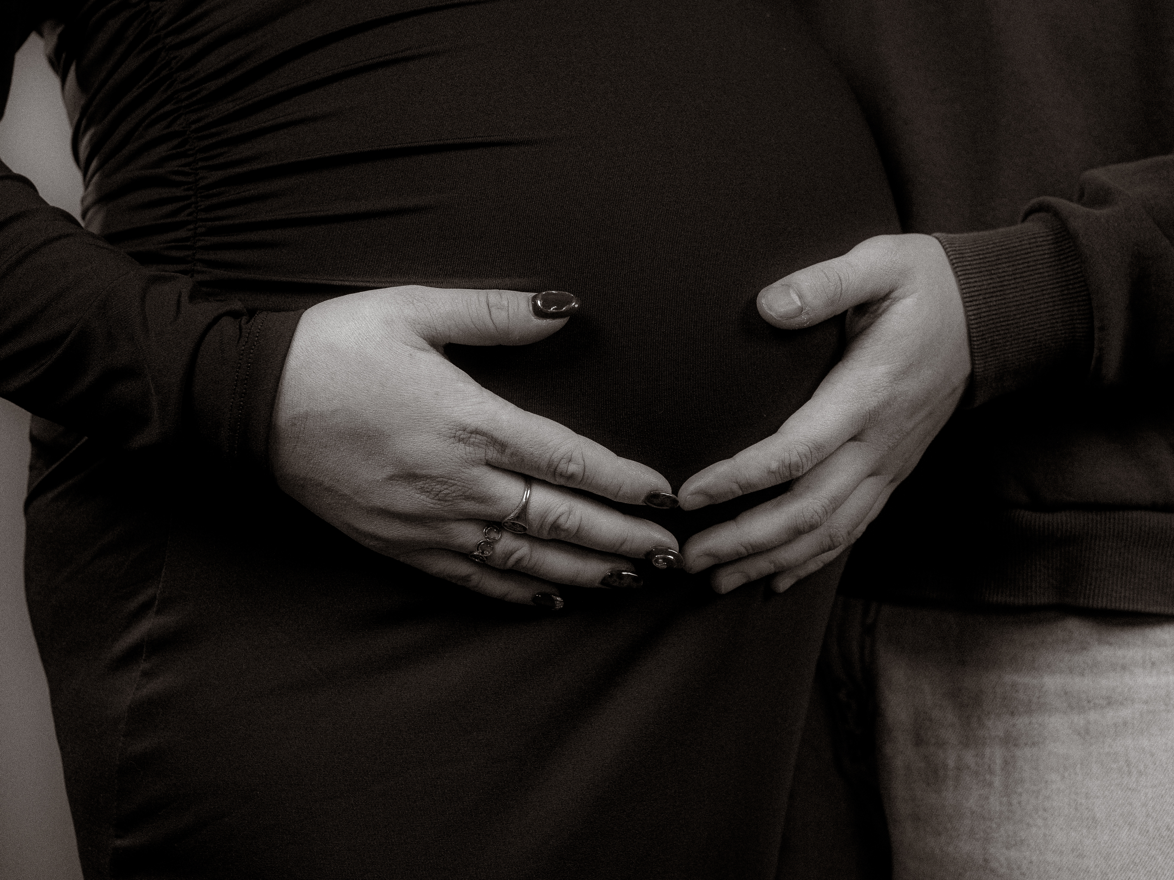 Schwangere Frau mit Händen auf dem Bauch, Galerie