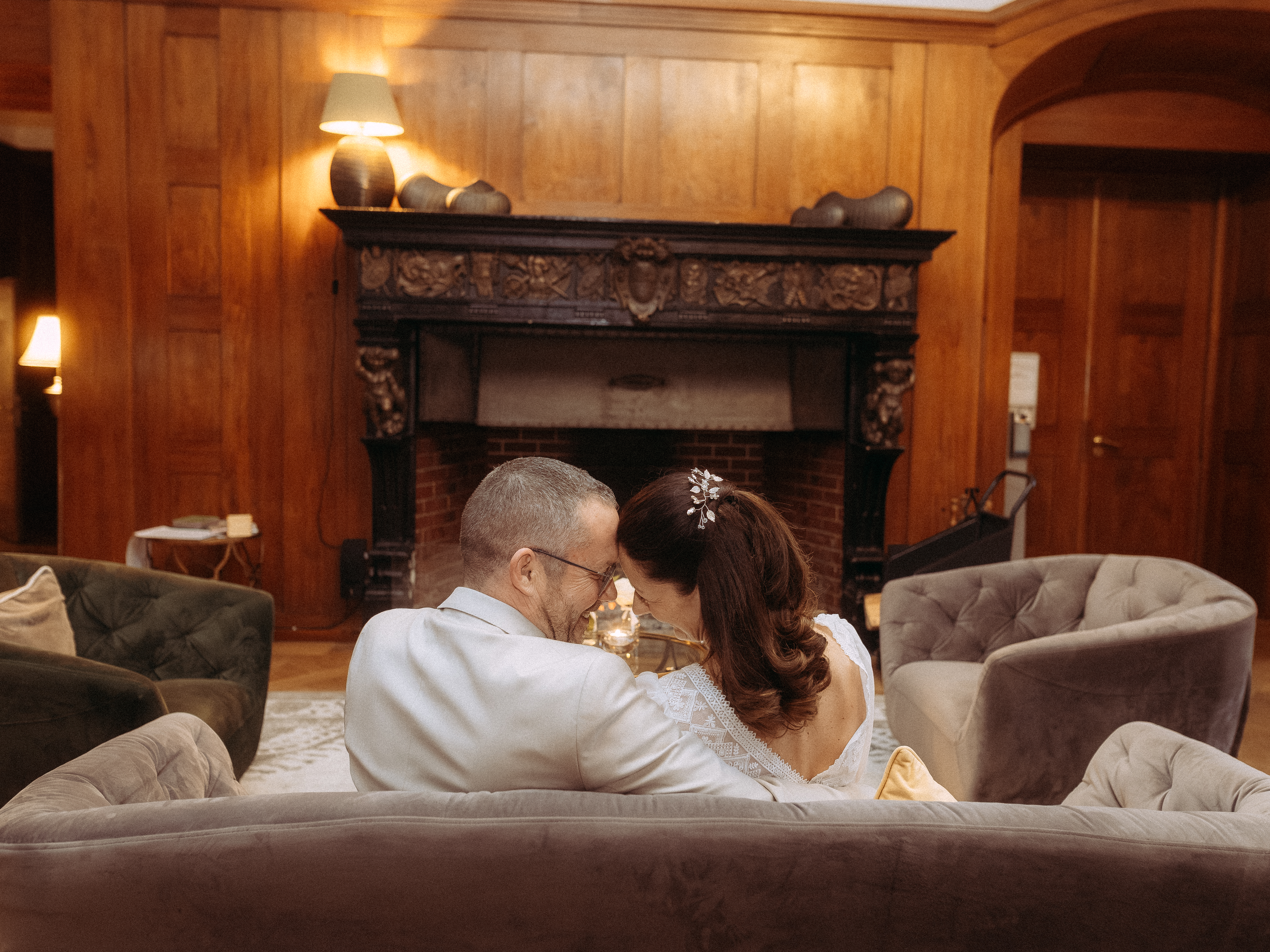 Ein romantisches Paar sitzt zusammen vor einem warmen Kamin in einem gemütlichen Zimmer und genießt eine perfekte Winternacht.