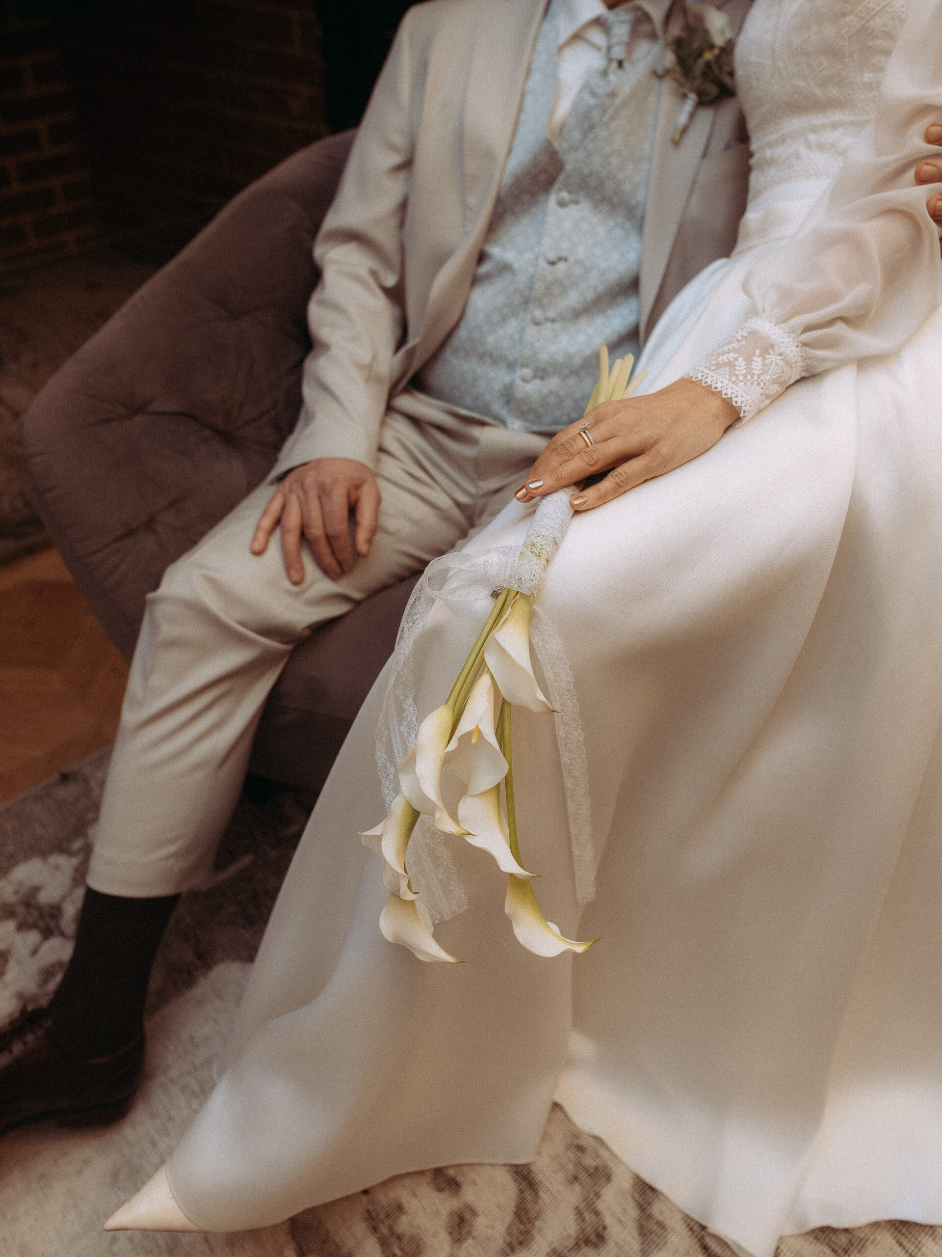 Brautpaar mit Calla Lilien Brautstrauß, Hochzeitsdetails