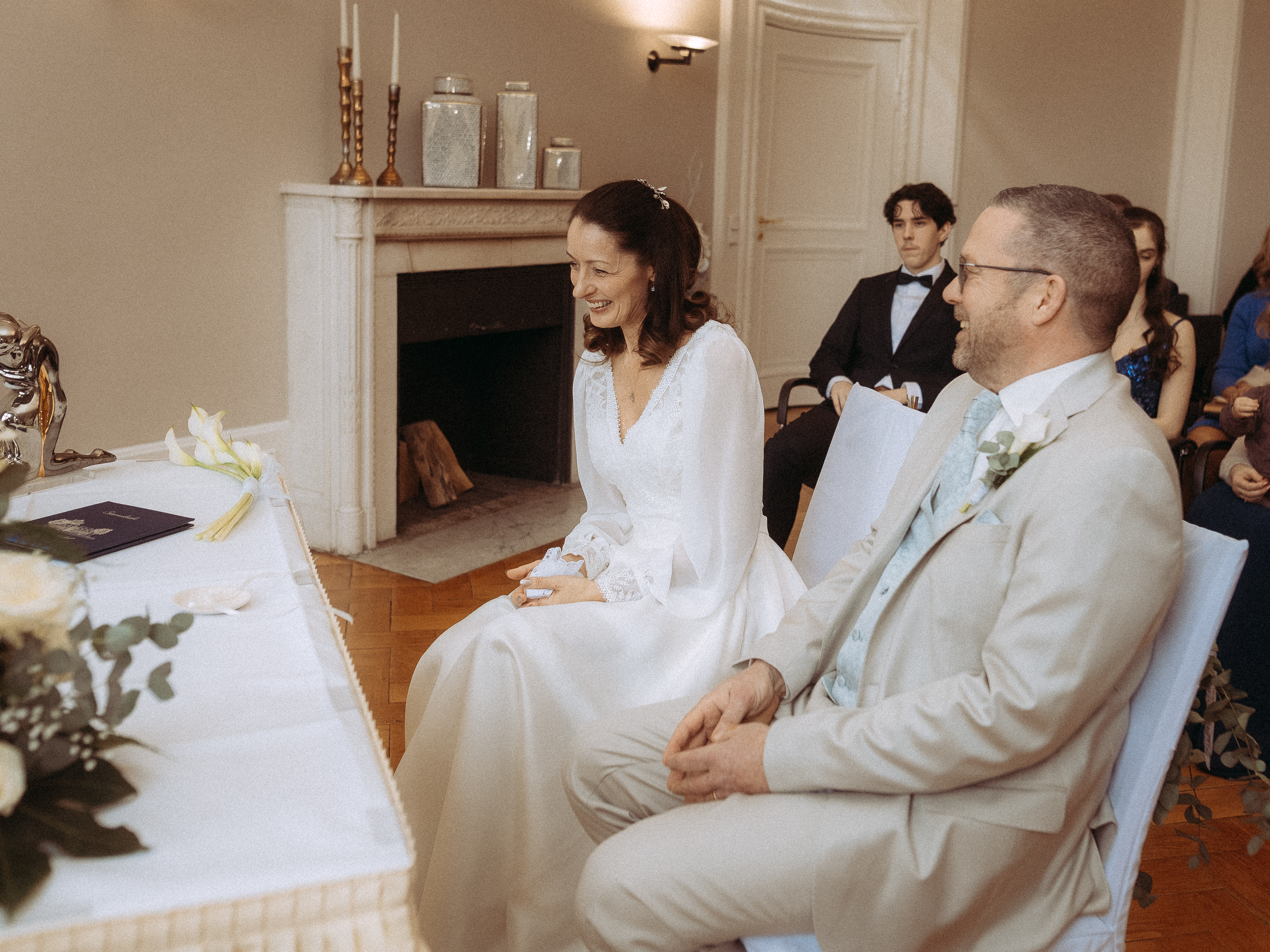 Braut und Bräutigam lächeln bei ihrer Hochzeitszeremonie, ein glückliches Paar genießt seinen besonderen Tag