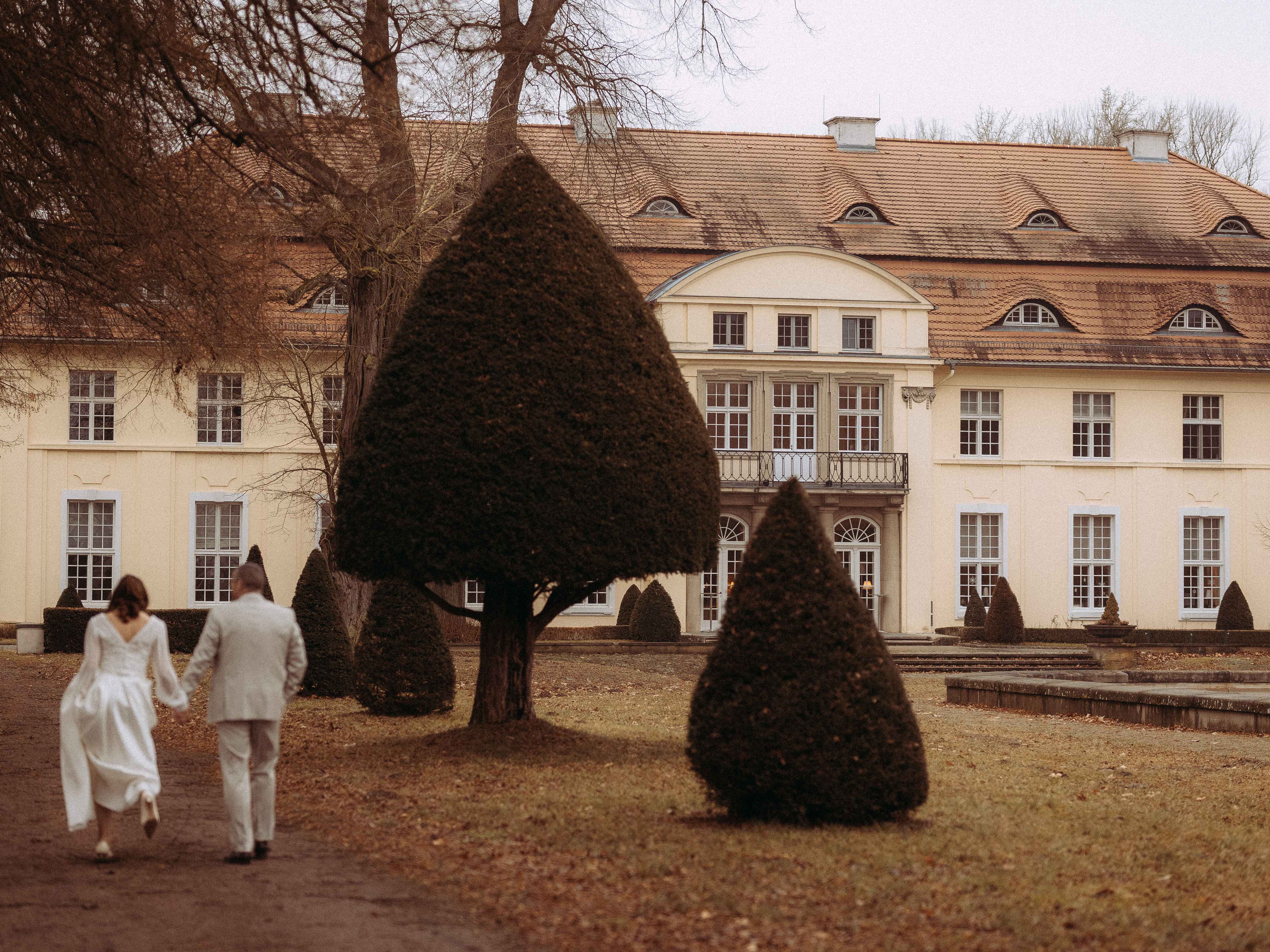 Foto_von_rispa_fotografie 201 1 Brautpaar küsst sich vor dem Standesamt Friedland (MV), Gäste im Hintergrund. Hochzeit.