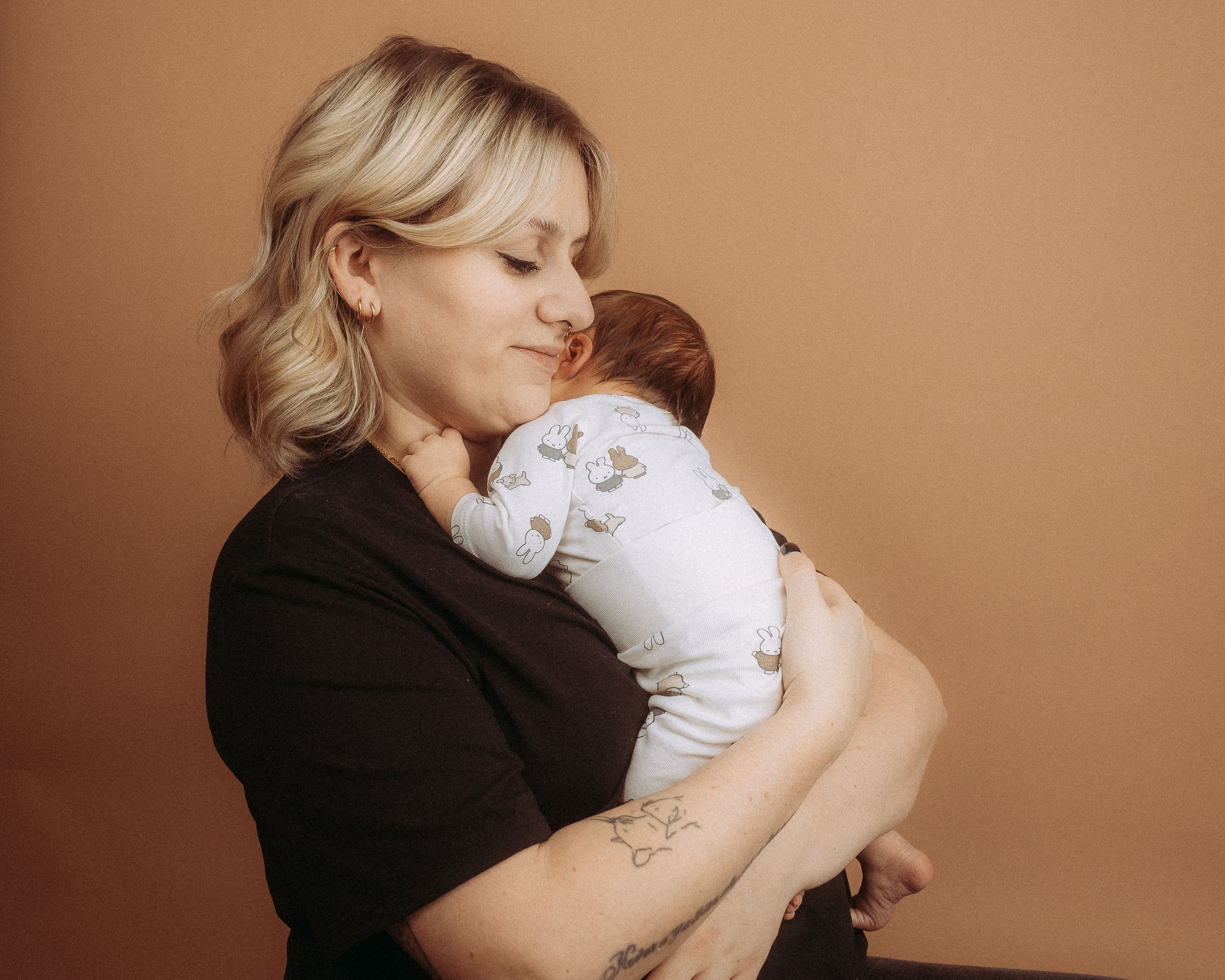 Schwangere Frau mit Händen auf dem Bauch, Galerie