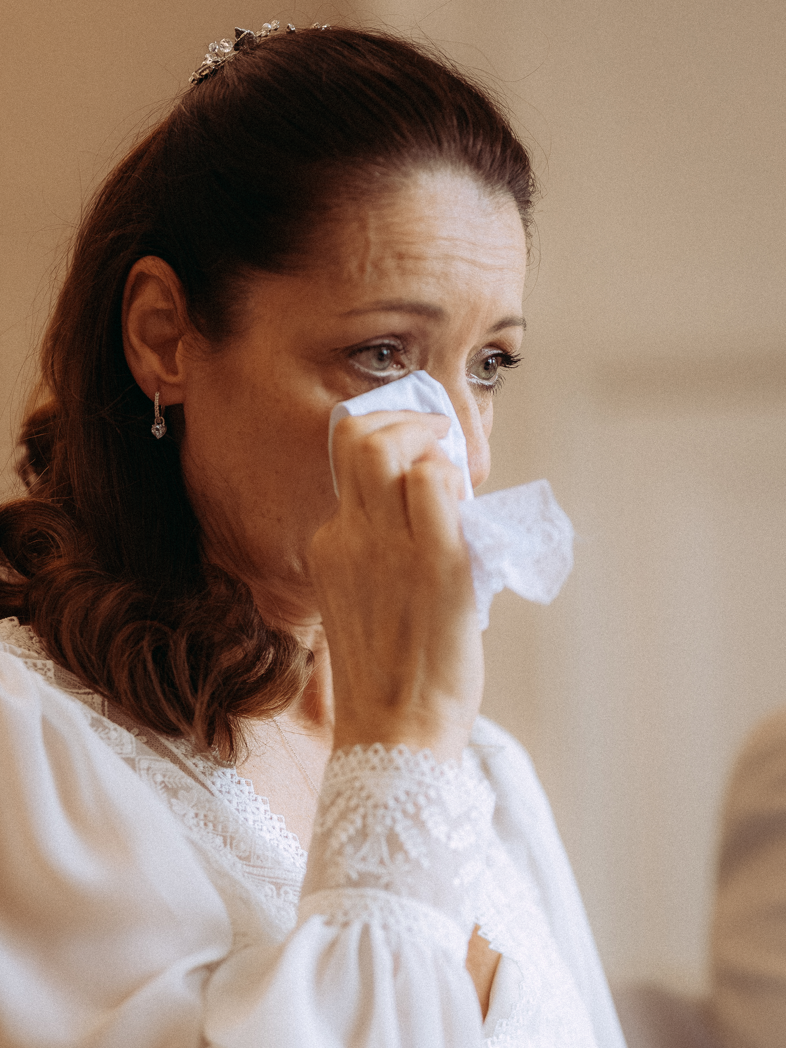 Frau weint und hält ein Taschentuch in der Hand, emotionale Hochzeit