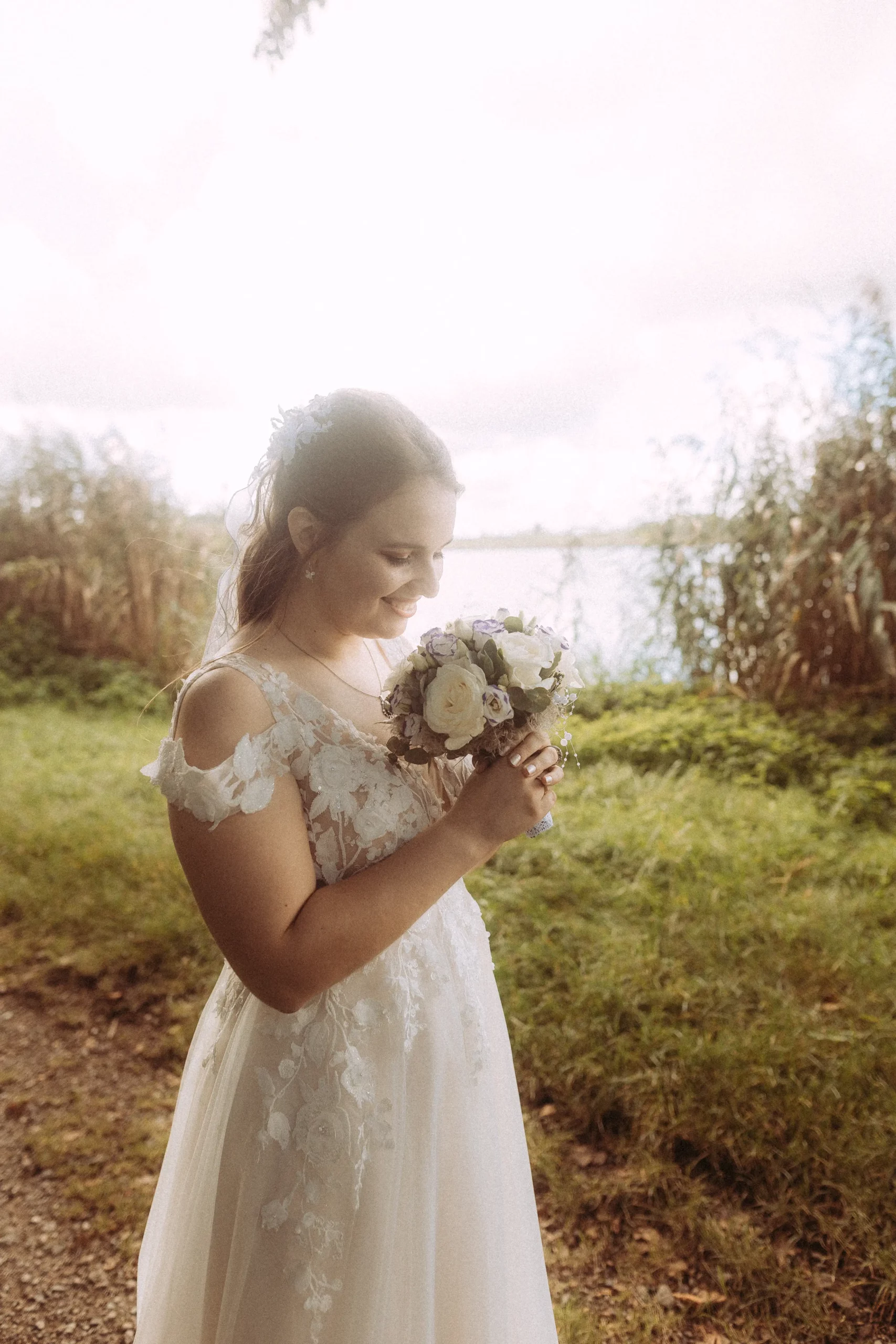 Braut mit Blumenstrauß im Hochzeitskleid