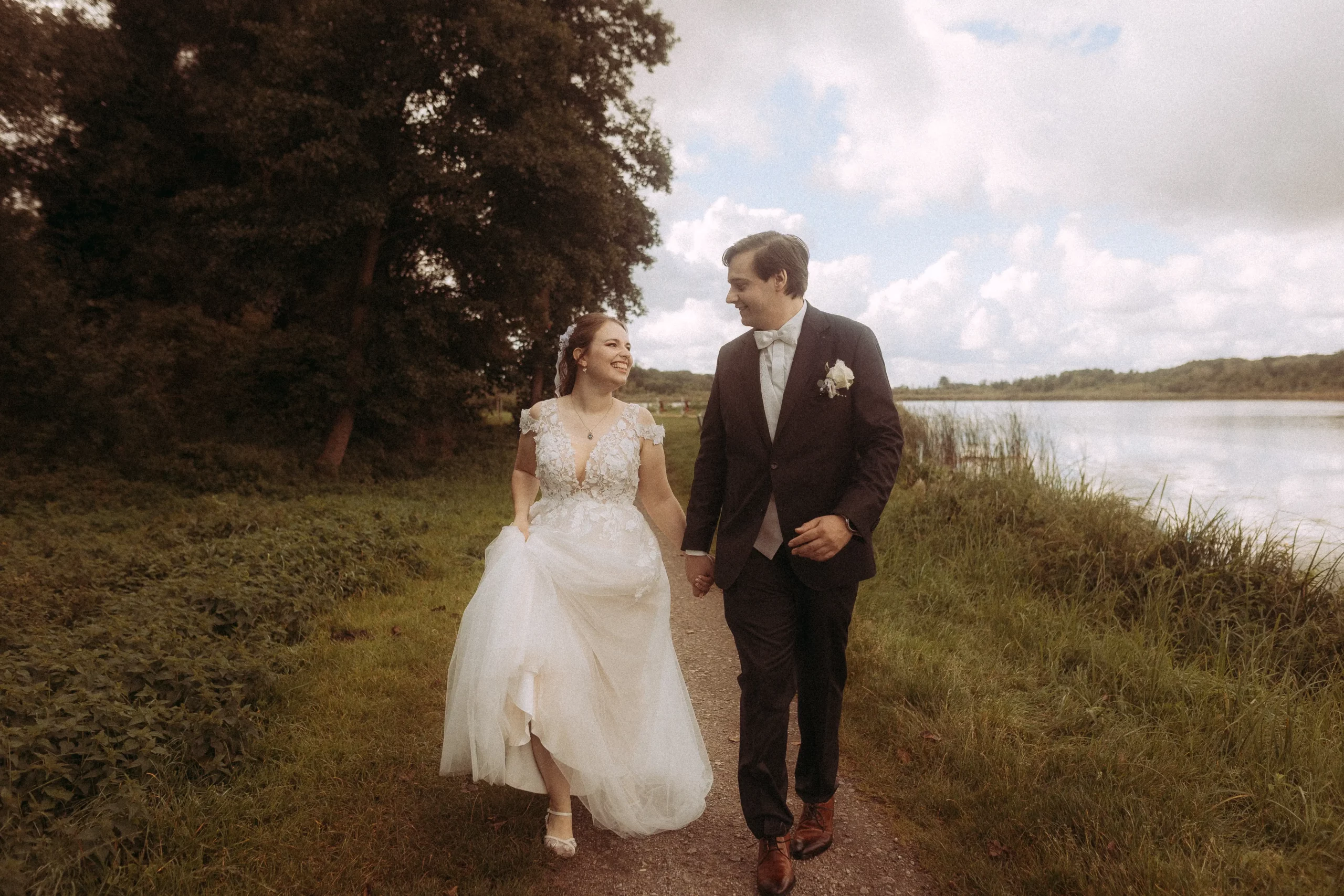 Hochzeitsfotograf Schwerin: Glückliches Brautpaar am See